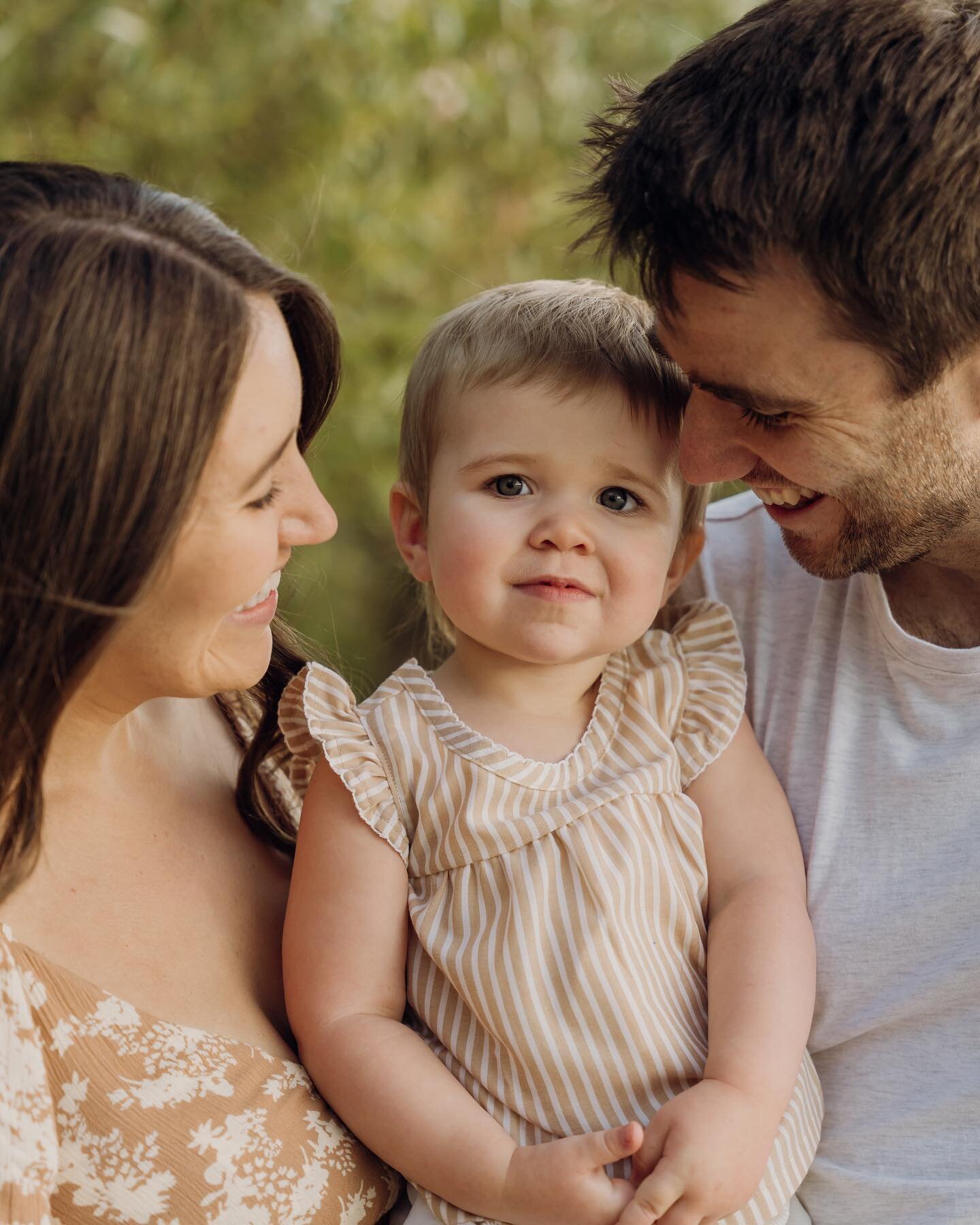 A few faves in colour from one of my shoots out west. So fun to meet + photograph this gorgeous, growing lil fam. 🤩