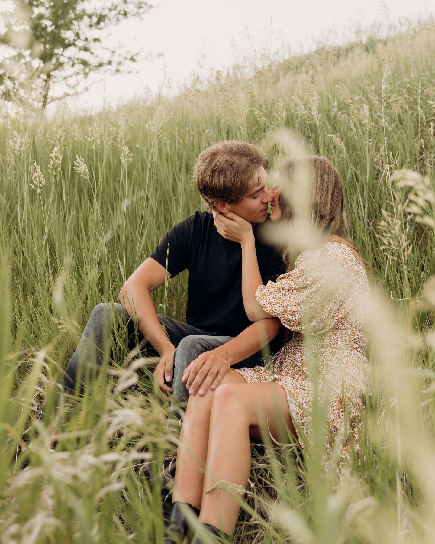 I just adore this particular shot from Damon + Courtney&rsquo;s engagement and thought it deserved it&rsquo;s own spot on my feed. 🤩