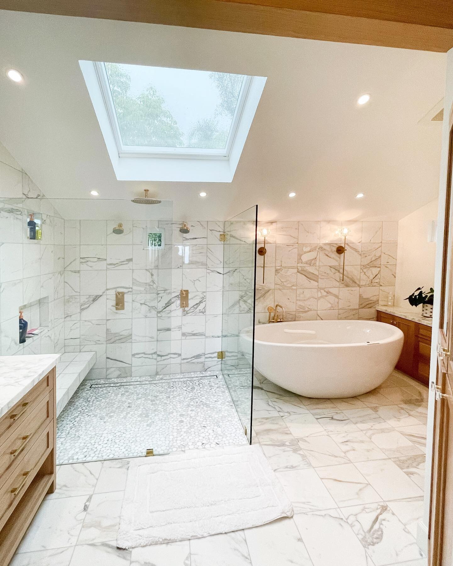 Did you know we do remodels? Check out our latest master bath remodel! We turned this dated master bath into a updated light and bright masterpiece. Who needs a spa when your bathroom looks like this? (Swipe for before and after pics) #masterbath #mo