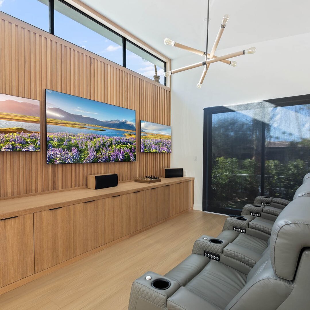 Happy Monday! 🙋🏼&zwj;♂️if you think this is the perfect place to chill on a rainy Southern California day! The wood details, vaulted ceilings, pocket doors and mountains views make our Indian Wells project the perfect setting for a day spent indoor