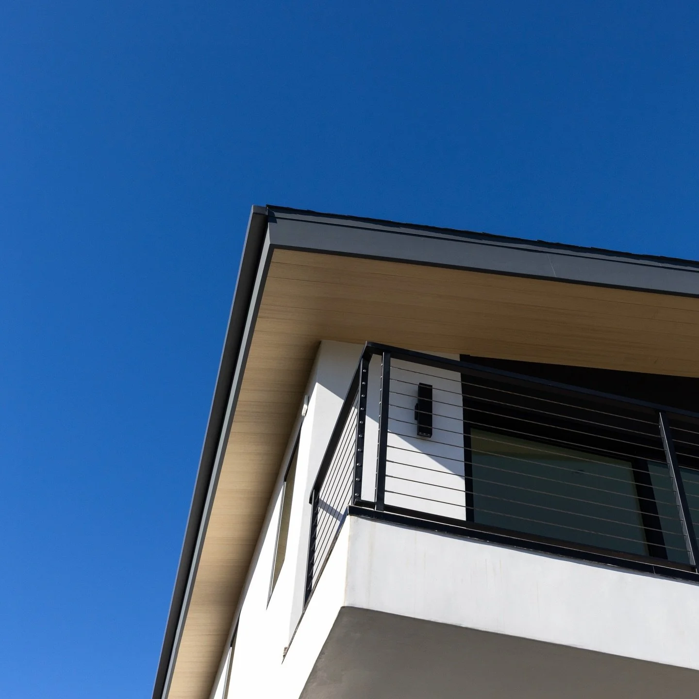 Clean lines, warm wood tones, and California light ✨
Modern living&mdash;built from the ground up. 🏡🔨

Architect: @studio__graham 
Photography: @andrewbramasco 

#newconstruction #modernhome #residentialbuild #exteriordesign #customhome #constructi