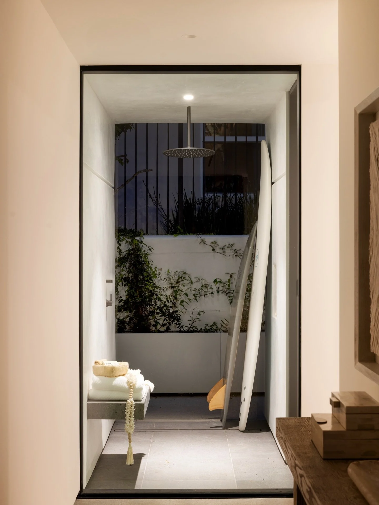 Surf, rinse, repeat 🤙🏼
A seamless outdoor shower retreat for those perfect San Clemente days.