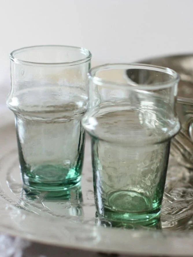 EXPLORANDO LA ELEGANCIA ARTESANAL: EL VASO BELDÍ MARROQUÍ