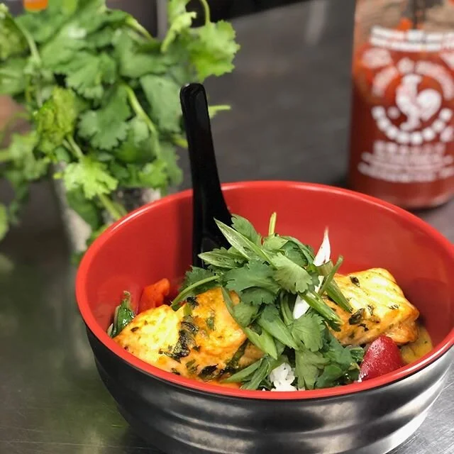 Today&rsquo;s lunch is Yellow Thai coconut 🥥 curry salmon w/ jasmine scented rice and market greens 
#wilbyseeingyou #instafood #nothingisordinary #myfab5 #f52grams #dailyfoodfeed #lovefood #eatingfortheinsta #flatlay #spoonfeed #infatuation #buzzfe