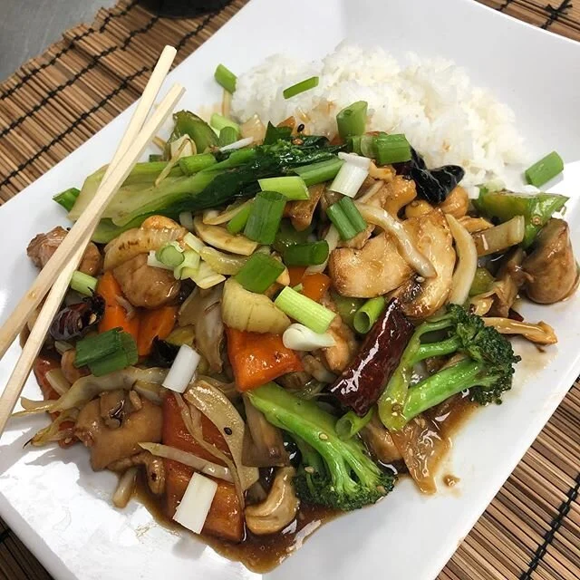 Cashew Chicken is Monday&rsquo;s hot lunch. w/ Stir-Fried Peppers, Onions, Mushrooms, Baby Bok Choy, Jasmine Scented Rice &amp; Spicy 🌶 Garlic Sauce #wilbyseeingyou #instafood #nothingisordinary #myfab5 #f52grams #dailyfoodfeed #lovefood #eatingfort