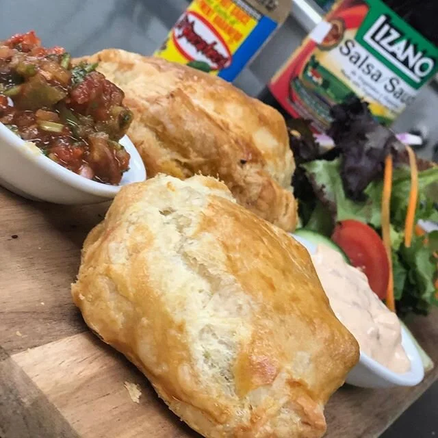 Today&rsquo;s hot lunch is Beef Empanadas w/ Pico De Gallo &amp; Chipotle Mayo 
#wilbyseeingyou #instafood #nothingisordinary #myfab5 #f52grams #dailyfoodfeed #lovefood #eatingfortheinsta #flatlay #spoonfeed #infatuation #buzzfeast #feedyoursoull #ta