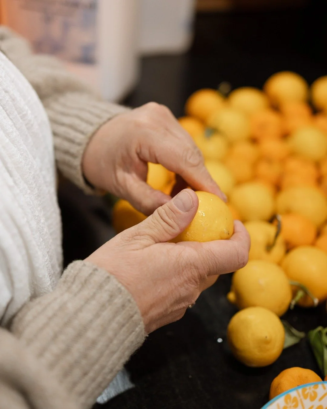 A little zest this morning at Yarra Mist 🍋

Lemon is a powerhouse of benefits in Aromatherapy. Why We Love Lemon:

🍋 Naturally Refreshing
🍋 Cleansing for the soul
🍋 Mood-Enhancing

Lemons are an incredible citrus fruit, and have a wealth of natur