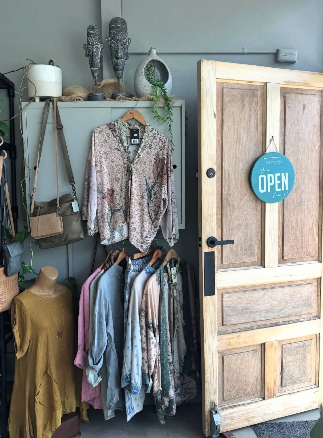 ✨A little drop of goddess energy today✨ 
We popped into the beautiful studio of Jodie Westall Art Gallery on York Road, Mt Evelyn to deliver her very own signature-made Goddess Spritz. Created with uplifting botanicals, soft florals and grounding not