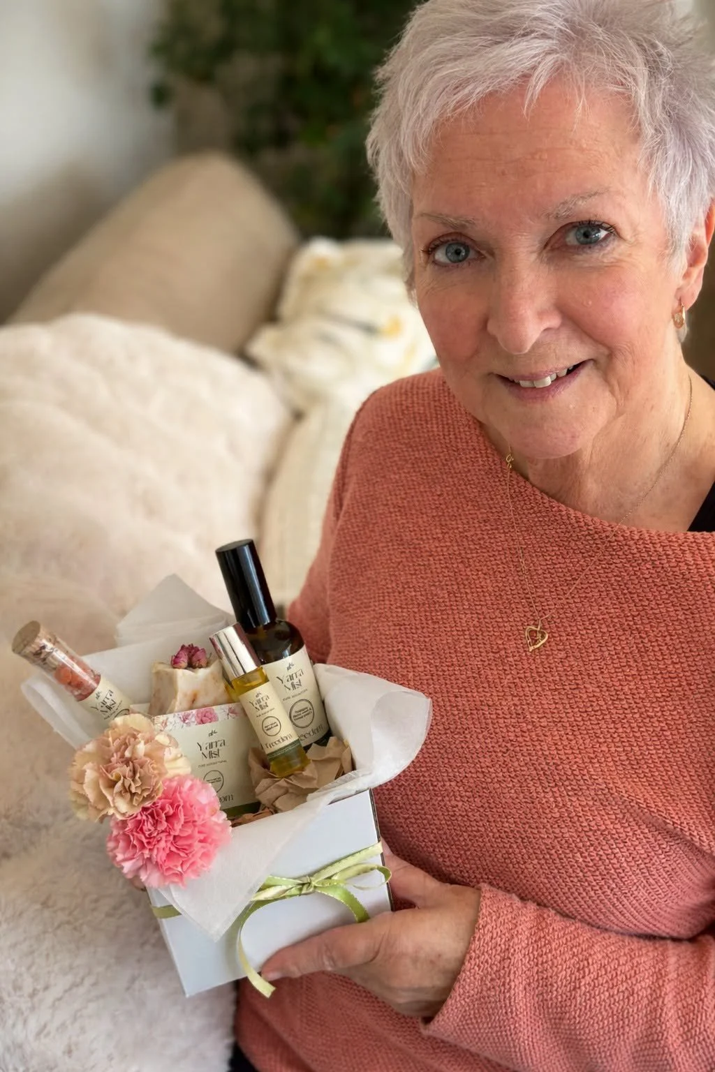 This beautiful Yarra Mist Freedom bundle was ordered online and lovingly packed by her daughter for a gift idea for Helen. Thank you for sending in the photo. We hope Helen enjoys her Freedom bundle 💜
🌸Order online and create your own heartfelt gif
