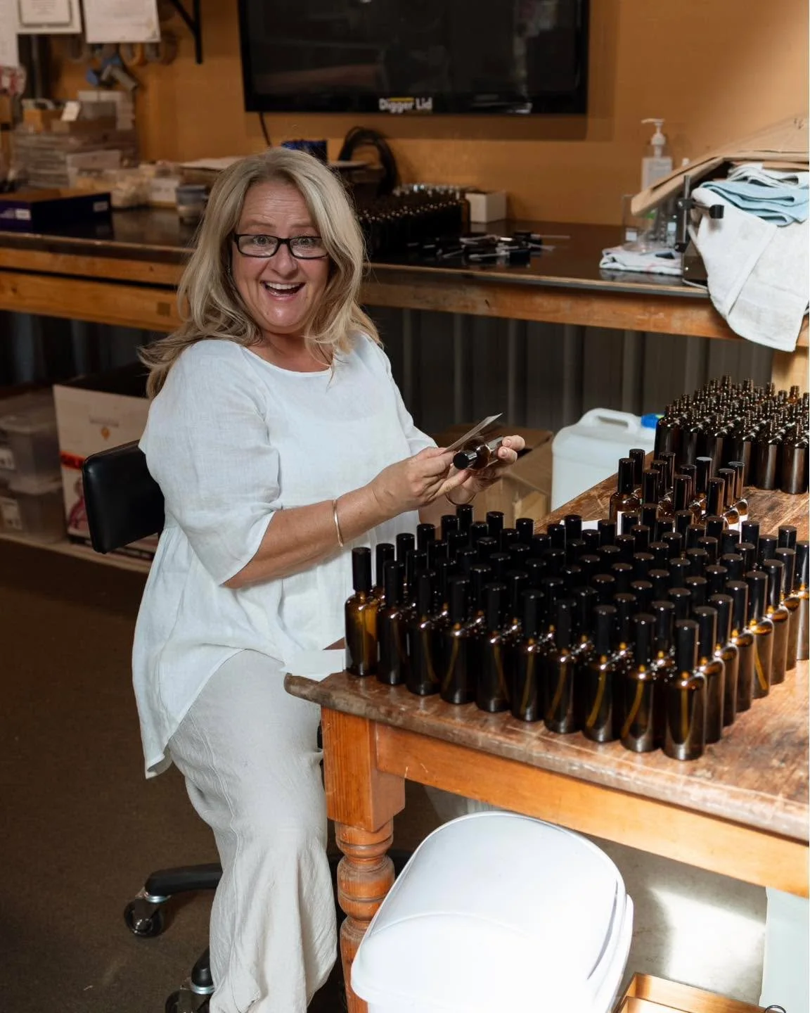Me waiting for all the &ldquo;I&rsquo;ll take one of each scent&hellip;&rdquo; messages to find me 🤍🤍🤍

P.S. I really do have this much fun in studio hand pouring my products. Me, my music and loads of calming, uplifting intentions into each bottl