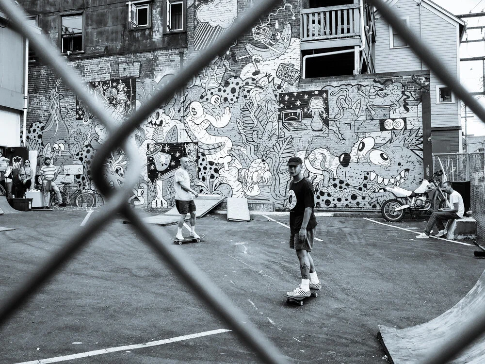 Sergine Zougbédé Antisocial, 2018 Van Mural Fest is the occasion to discover colourful back alleys, hidden treasures that shape the constantly-evolving face of the city. It also the occasion to witness the new intercultural spaces that rise f
