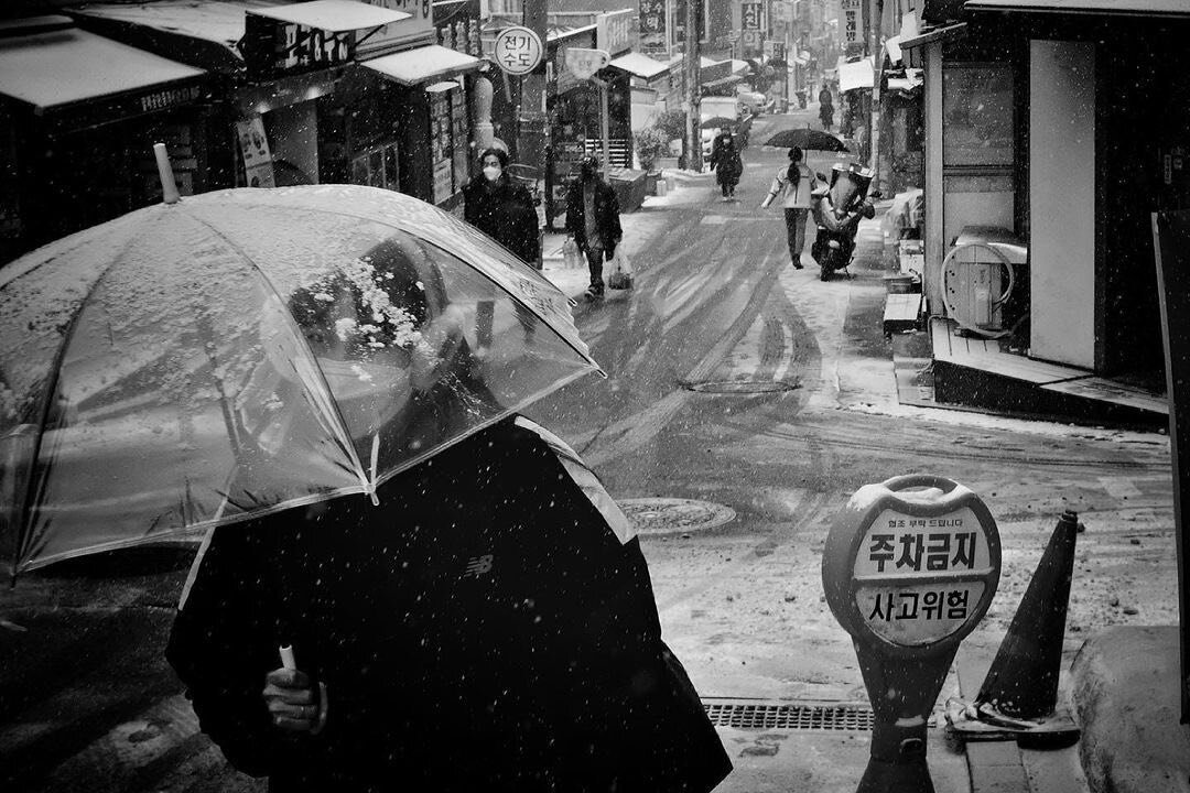 The theme for this week is umbrellas. This photo by @sifonkubik further proves that any scene can be made more elegant with some umbrellas. Also, good to see that umbrellas are standard equipment in the snow in Seoul just as they are in Vancouver.
Se
