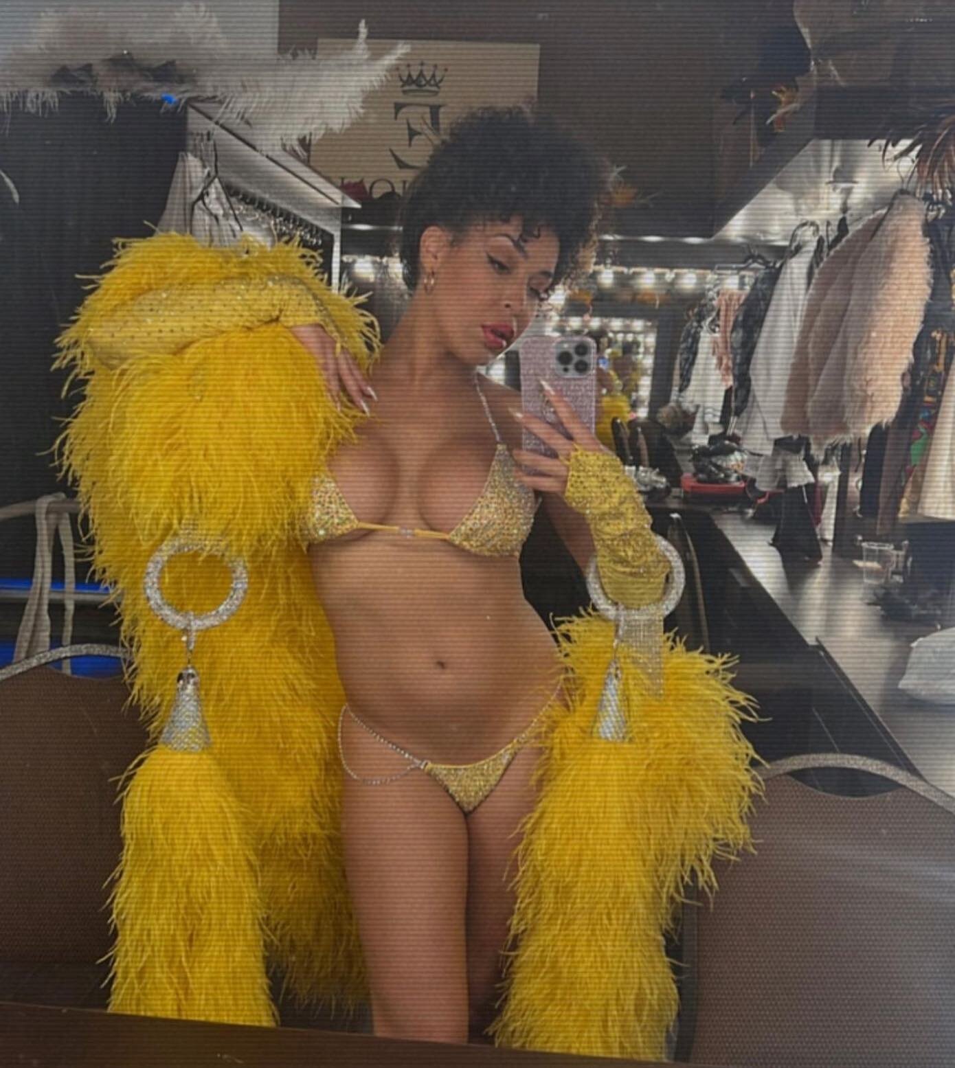 Boa backstage with babe @delilahdubois 😍 This yellow @kingsizeboa color is such a showstopper. Showbiz approved. ✅💕