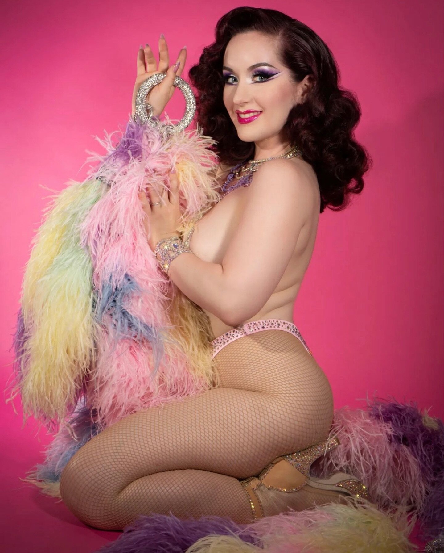 Boa Fam! @medianocheburlesque has named her Pastel Unicorn @kingsizeboa &lsquo;QUEEN EMPRESS BABY&rsquo; what have you named yours?!&hellip; Add your boa color and name below. 😃

Photo by @desiree.de.sade