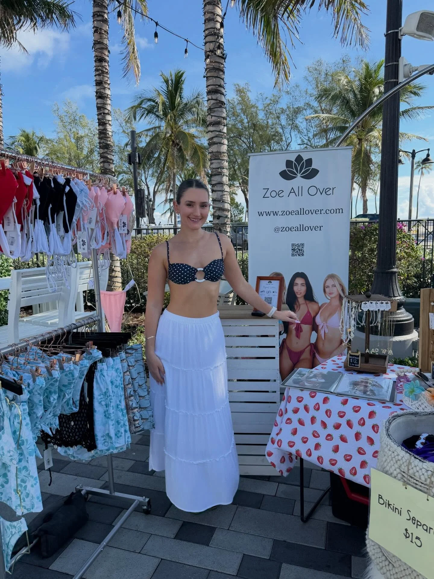 Beach vibes without the beach mess. Pop on over the @marinavillageftl this Sunday to explore Florida local finds, sip on a tropical drink, soak up the views, and grab a bite to eat all at Flamingo Flea&rsquo;s beachside market. 

Flamingo Flea Beachs