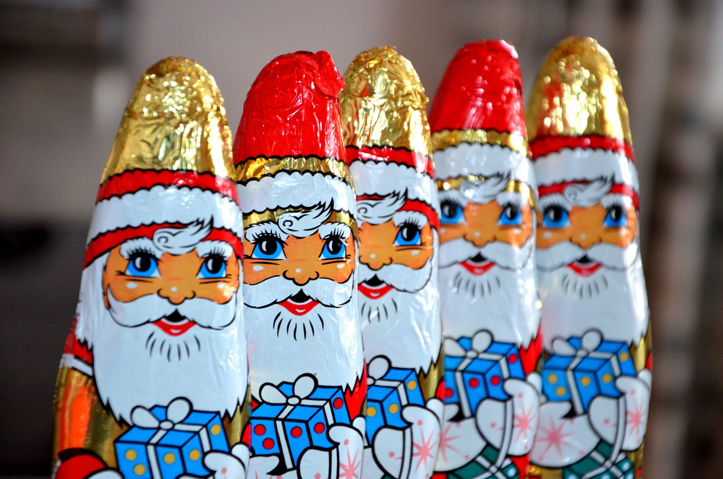 red-white-gold-and-blue-santa-claus-carrying-gift-sweets-47723.jpg