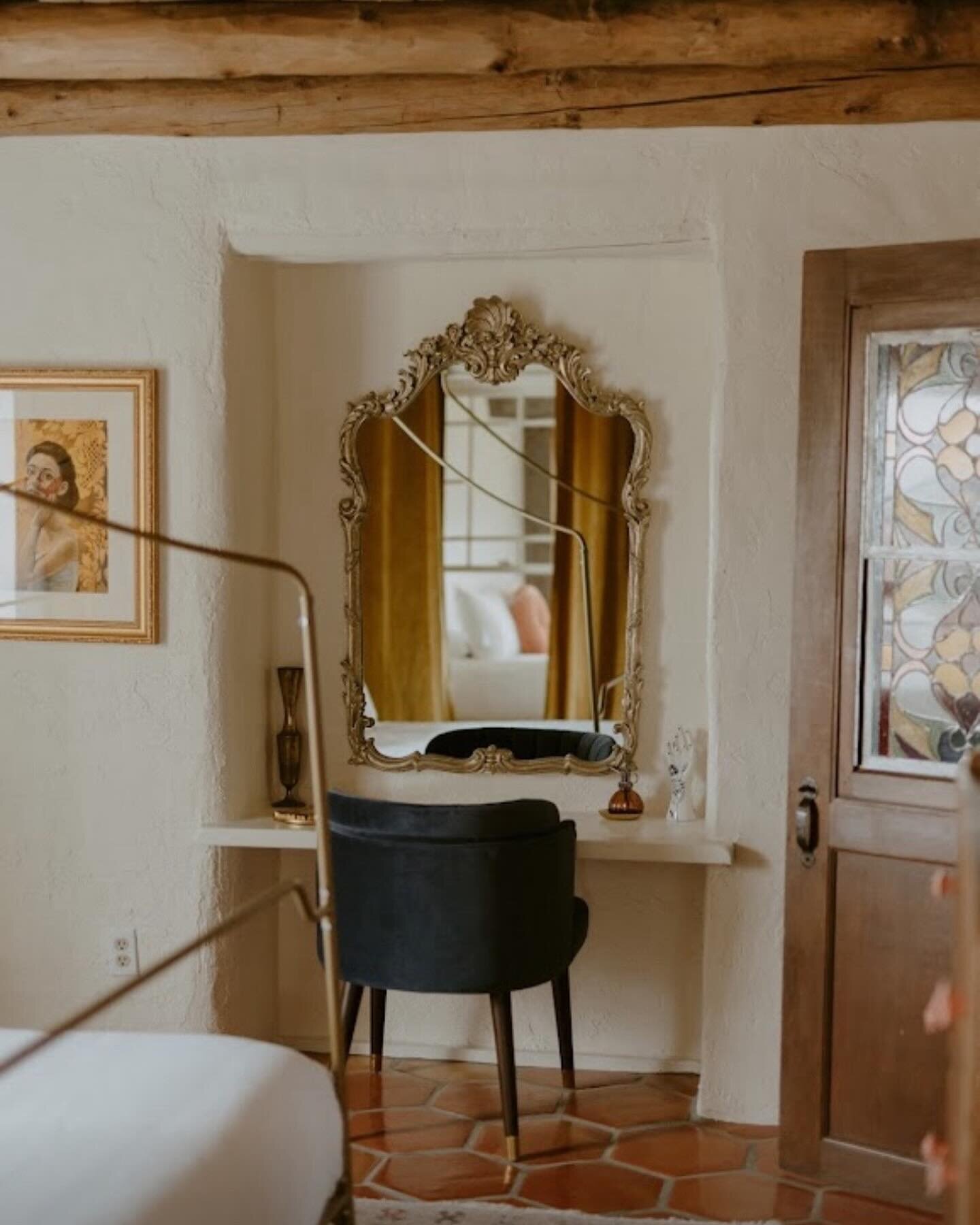 From gold mirrors to stained glass doors to the art of @doriellecaimi and @c.schwathe - there&rsquo;s romantic charm around every corner in the Luna Suite. 

📸 @kaymariemaes