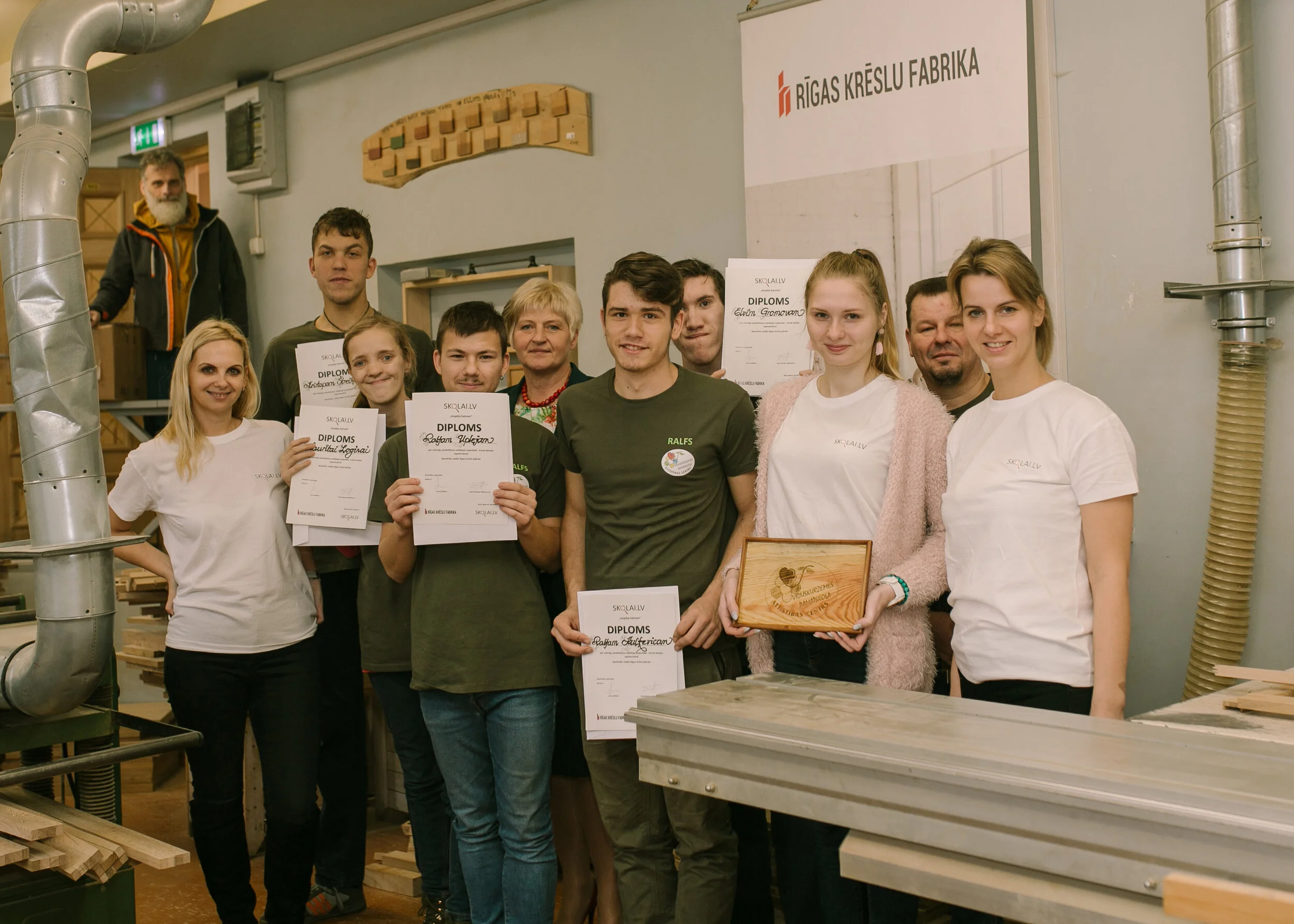 Rīgas Krēslu fabrika uzsāk skolēnu krēslu ražošanu kopā ar SMU „Jaunais amatnieks”