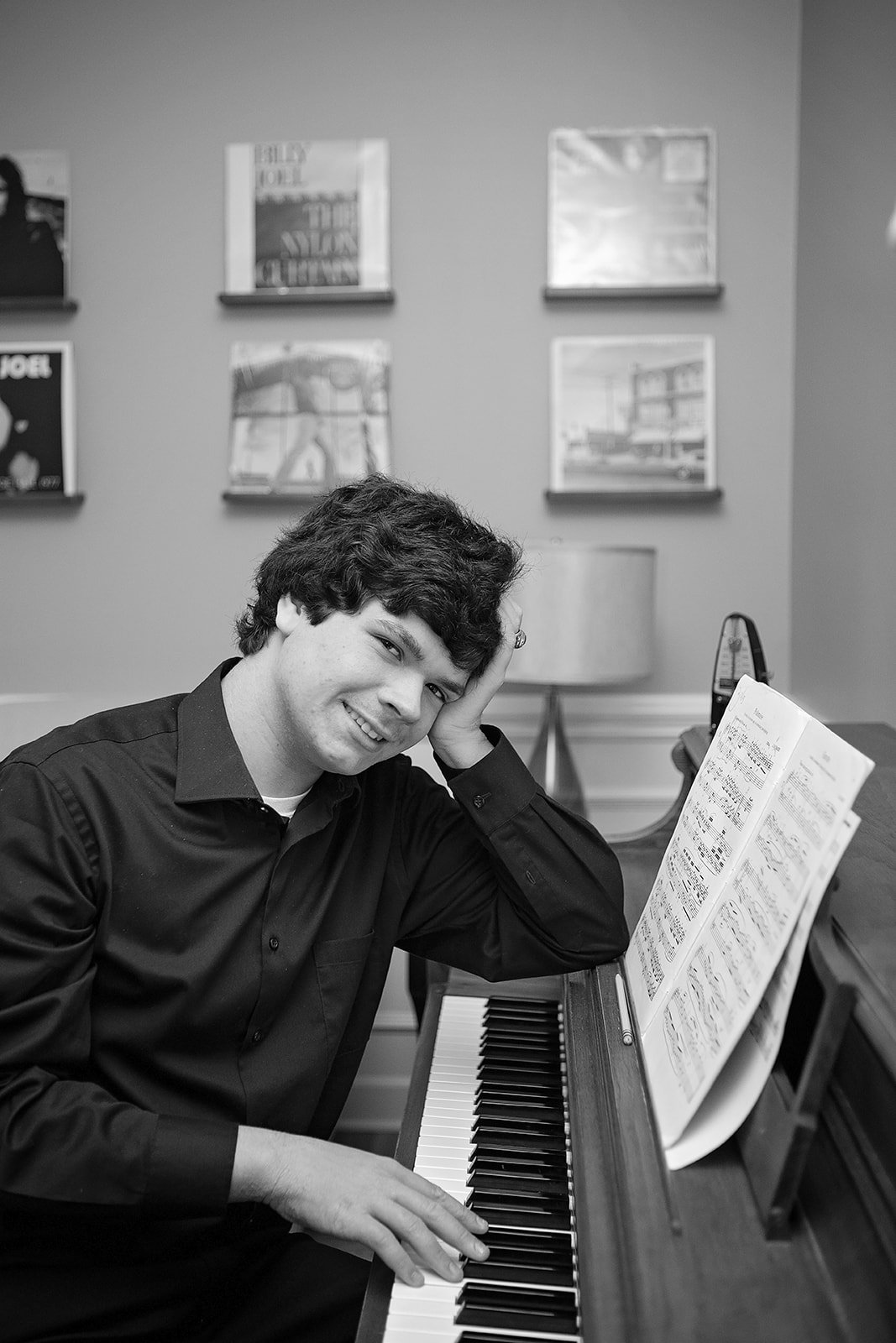 A piano man fan, in-home senior pics with Darien Photography, Nashville portrait photographer.