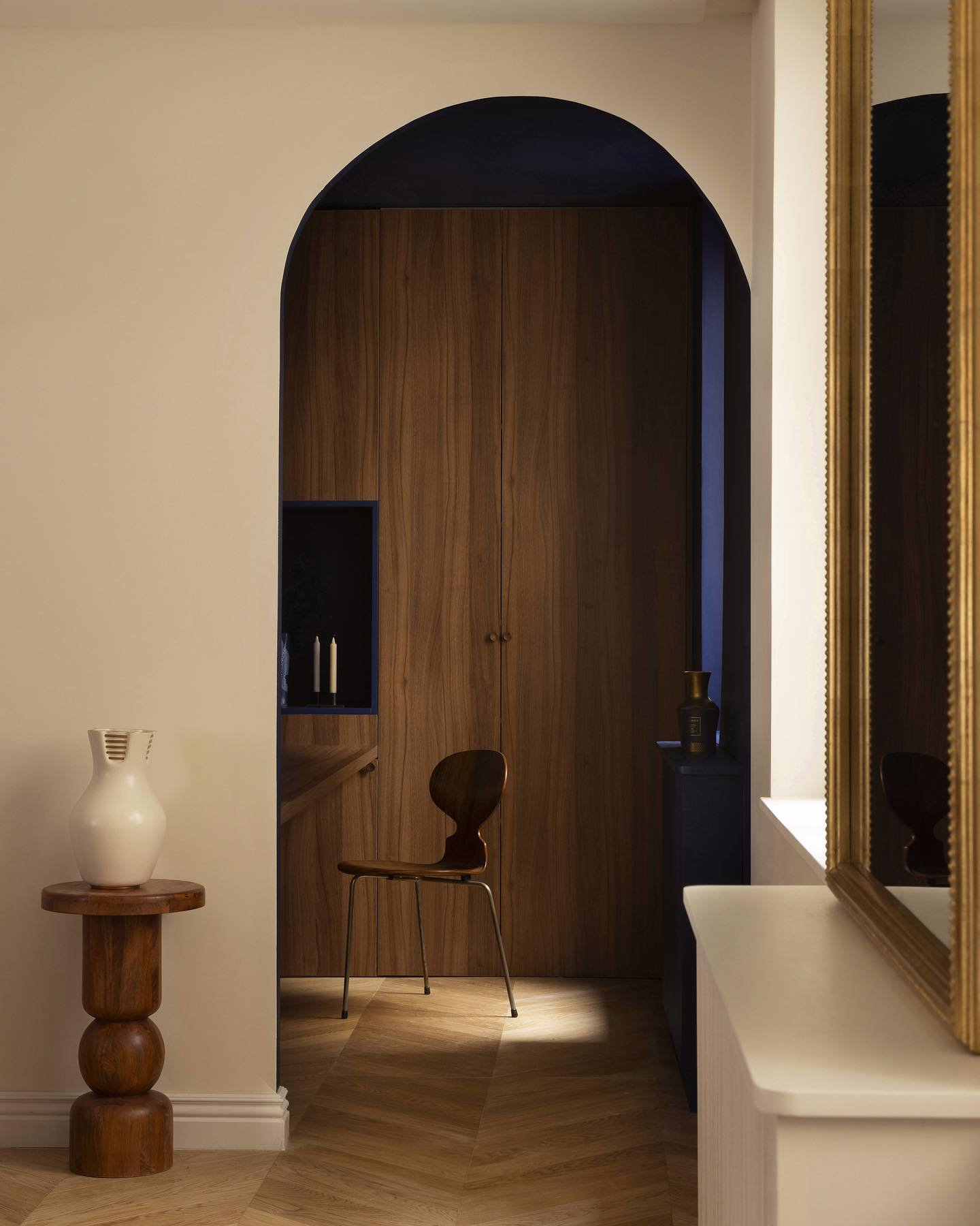Le projet GRAPHISME par l&rsquo;architecte Esther Mirabel de @mirabelstudiodesign dans @elledecorationfr 

L&rsquo;esth&eacute;tique fran&ccedil;aise traditionnelle mix&eacute;e &agrave; des influences indiennes et malgaches. Un projet ou modernit&ea