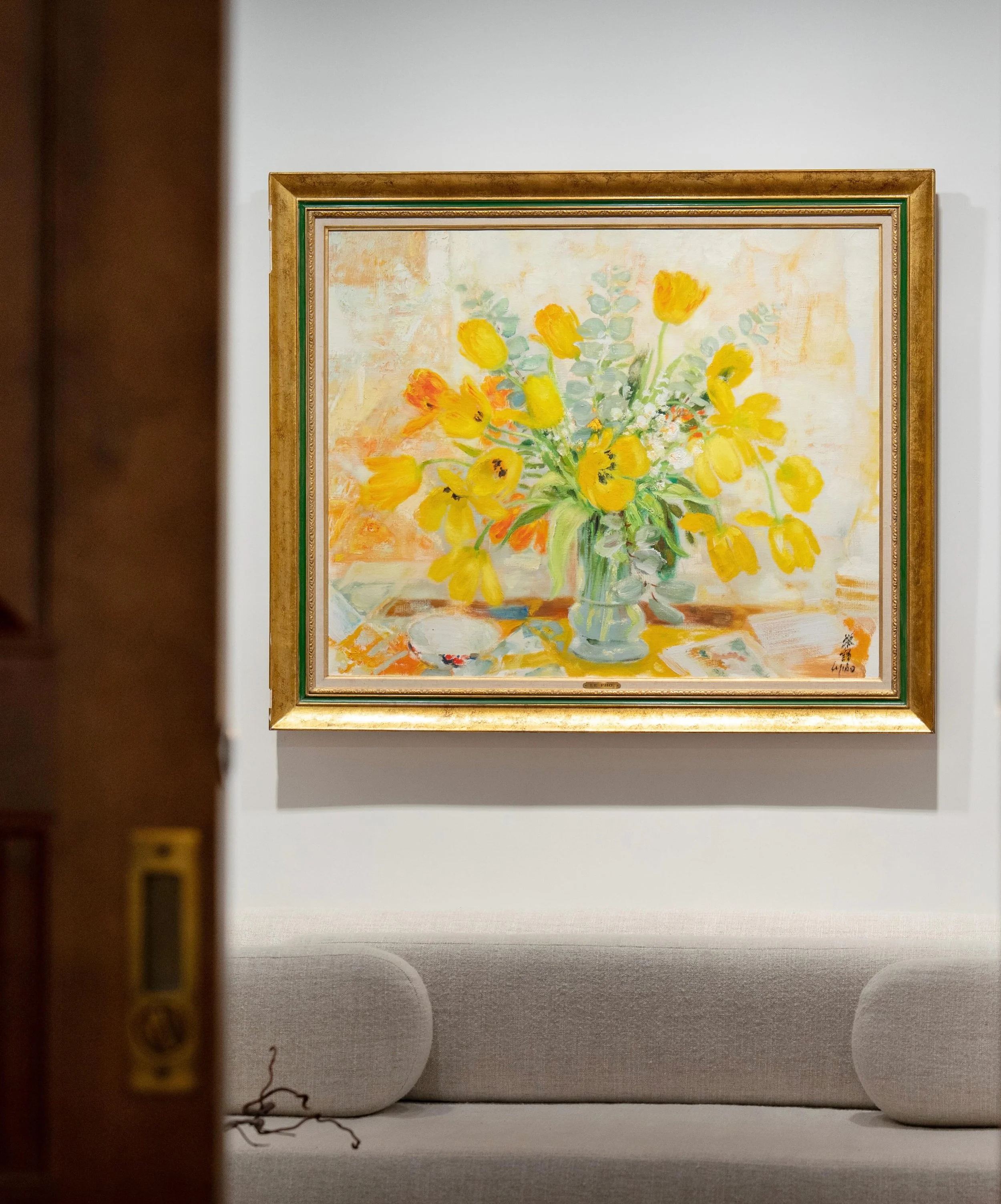 L&ecirc; Phổ&rsquo;s art carries the weight of a cross-cultural journey. 

His works, from ethereal silk paintings to vibrant oils, are distinguished by their lingering beauty and cultural depth, capturing scenes of everyday life through an enchanted