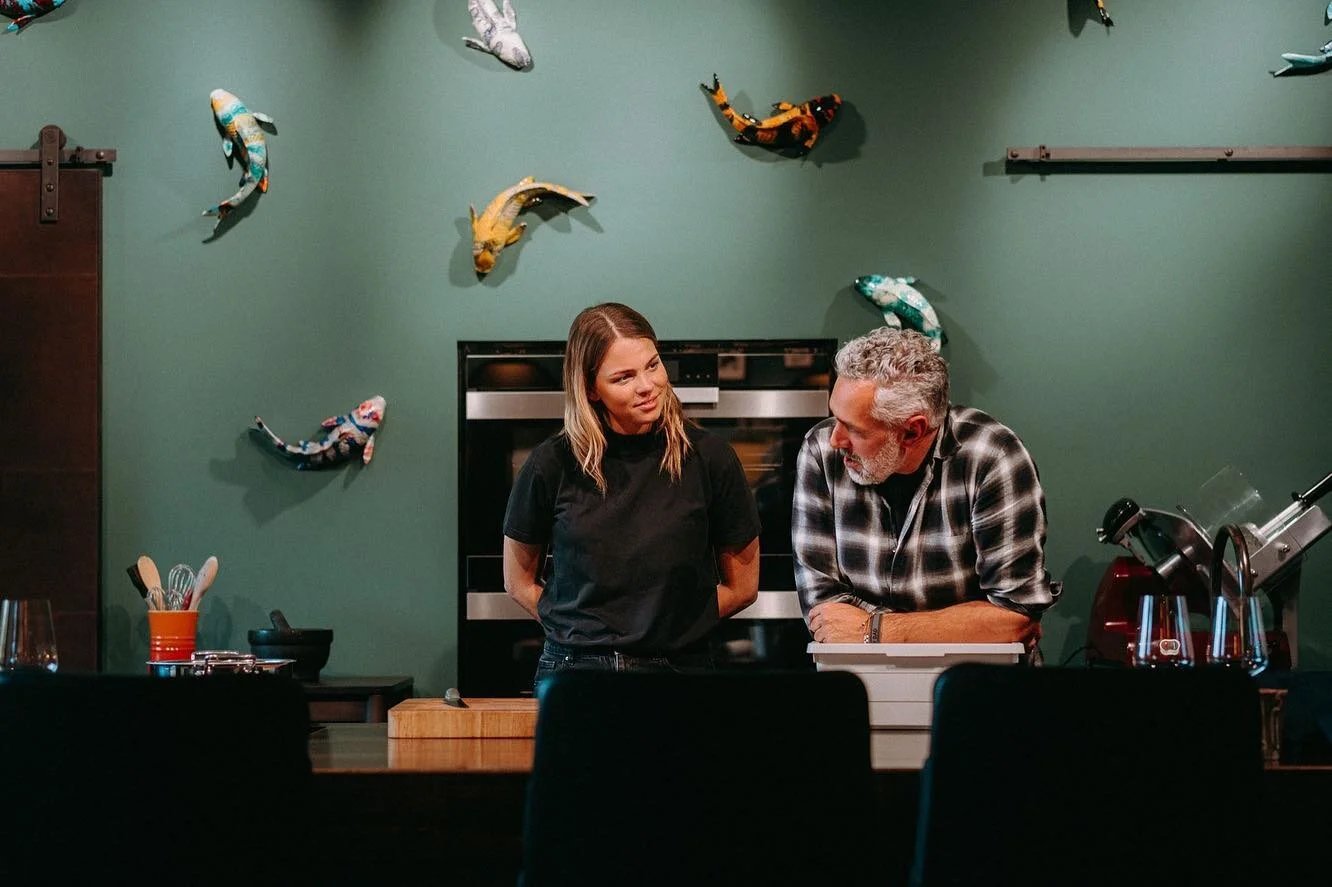 Podcastfolge #22 "Auf ein Glas Wein mit @roland_trettl“, der @lucas_pretzel & mich nach Salzburg eingeladen und mit 6-7 vollen Weinklimaschränken, Schnitzel und vor allem viel Zeit empfangen hat. Danke für diesen besonderen T