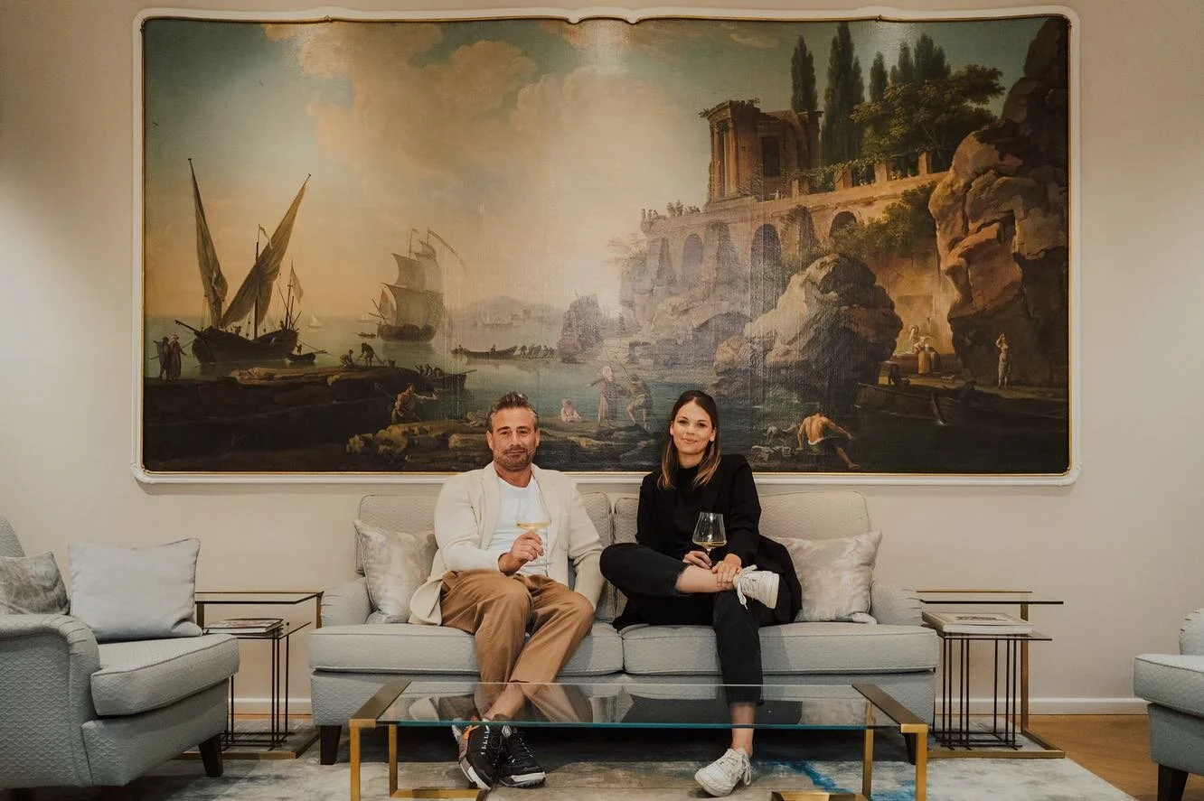 Podcastfolge #20 ist raus. Auf ein Glas Wein mit @sasha.music. 🥂Wir trinken Sauvignon Blanc, stöbern durch die Weinkarte im Hamburger @fairmont_hotelvierjahreszeiten und sprechen darüber, wie es Dick Brave eigentlich so geht ✌️link in der