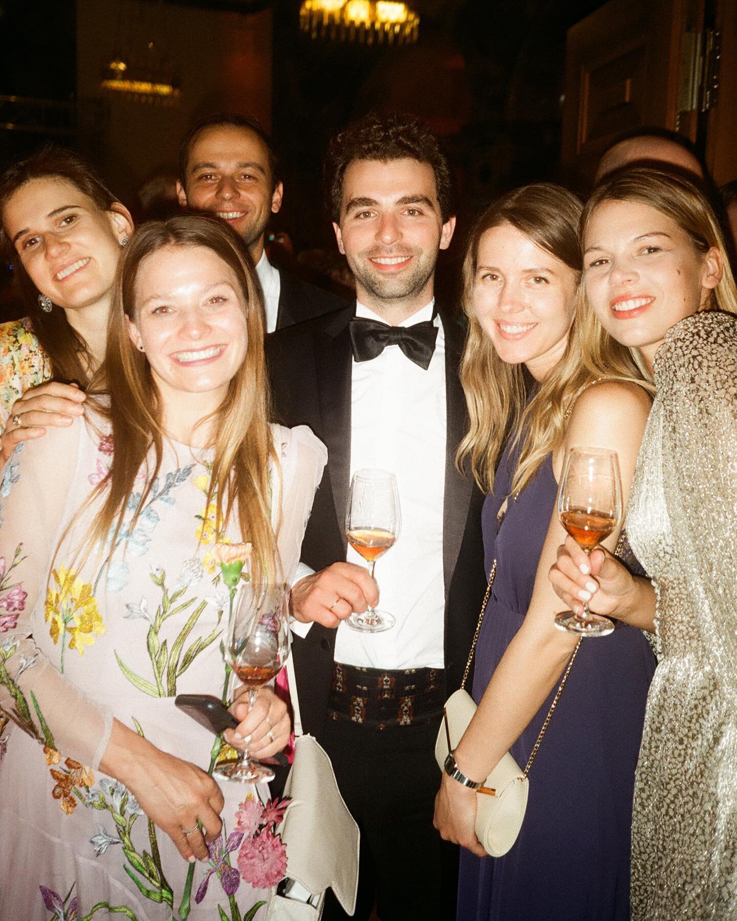 a friends & family portrait🤹🏻‍♀️