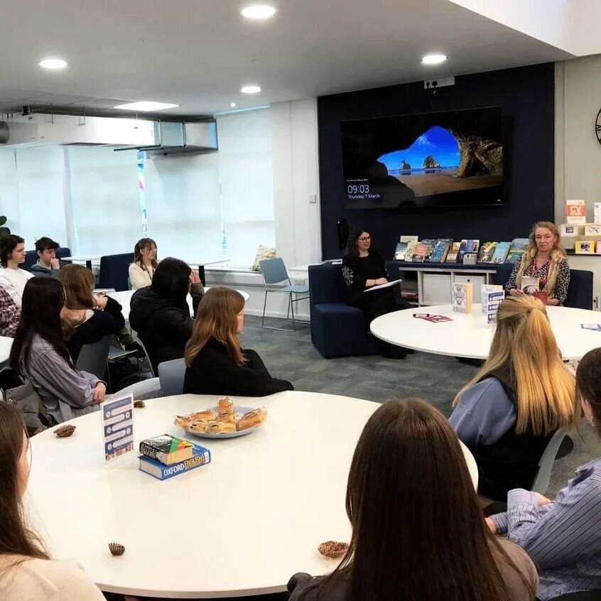 Had such a lovely time @burfordschoollibrary talking to the sixth form English students about #dystopianfiction and ONE.

The perfect way to spend #worldbookday, thanks so much to Bridgett &amp; Robbie for hosting me, and to the students for being so