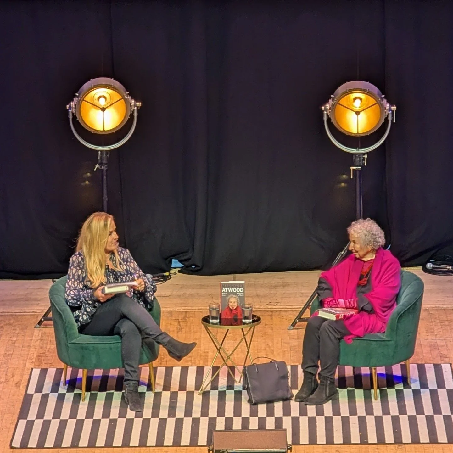 Many will know I am a major fan of @therealmargaretatwood so seeing her at The Barbican last night was such an inspiration.
 
Talking about her memoir #BookOfLives we were treated to tales about her life, loves &amp; writing, ranging from murderous p