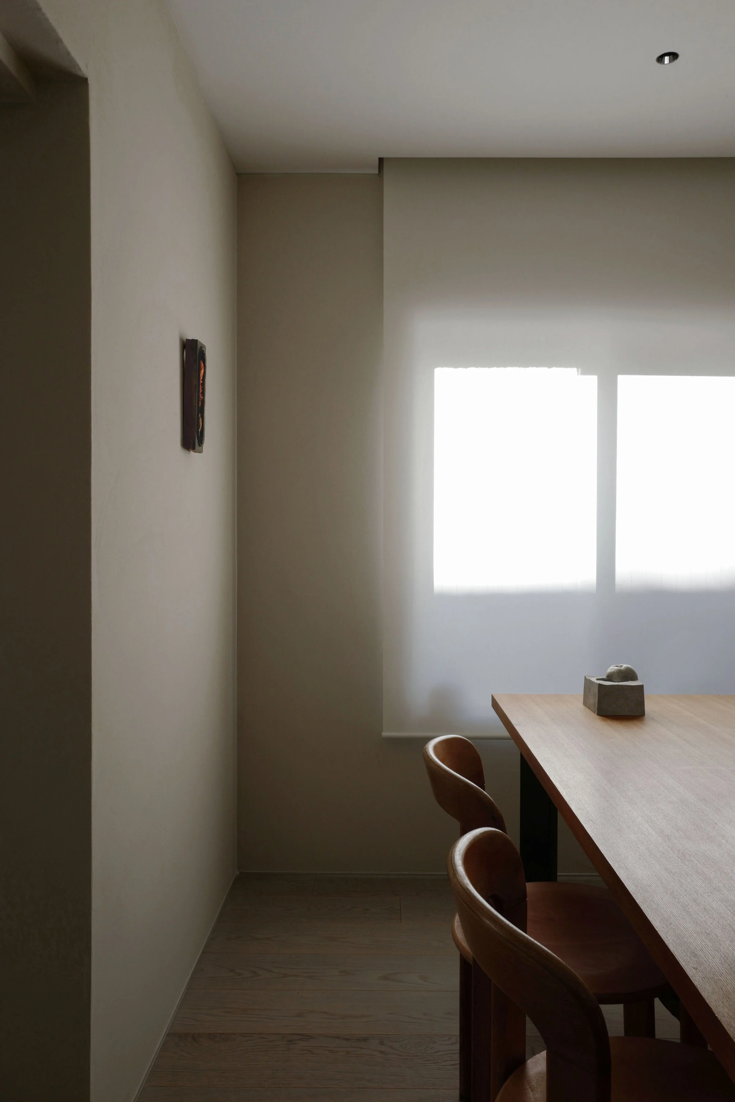 MOMENT(モーメント)の平綿久晃と渡部智宏がデザインしたレジデンスWSのダイニングの開口部まわりのインテリア