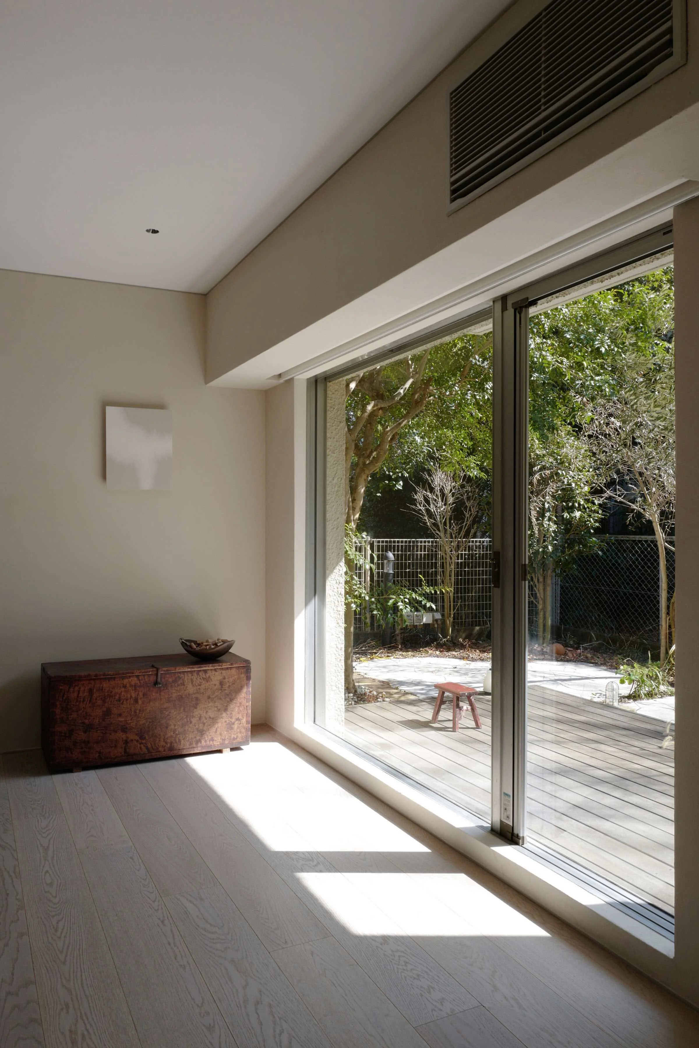 MOMENT(モーメント)の平綿久晃と渡部智宏がデザインしたレジデンスWSのインテリアとデッキ