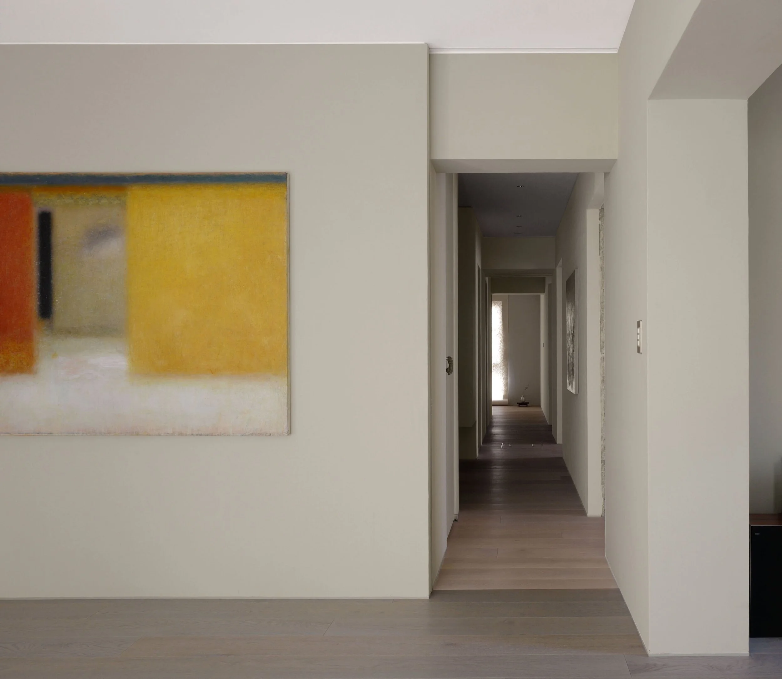 MOMENT(モーメント)の平綿久晃と渡部智宏がデザインしたレジデンスWSのギャラリーと通路のインテリア。