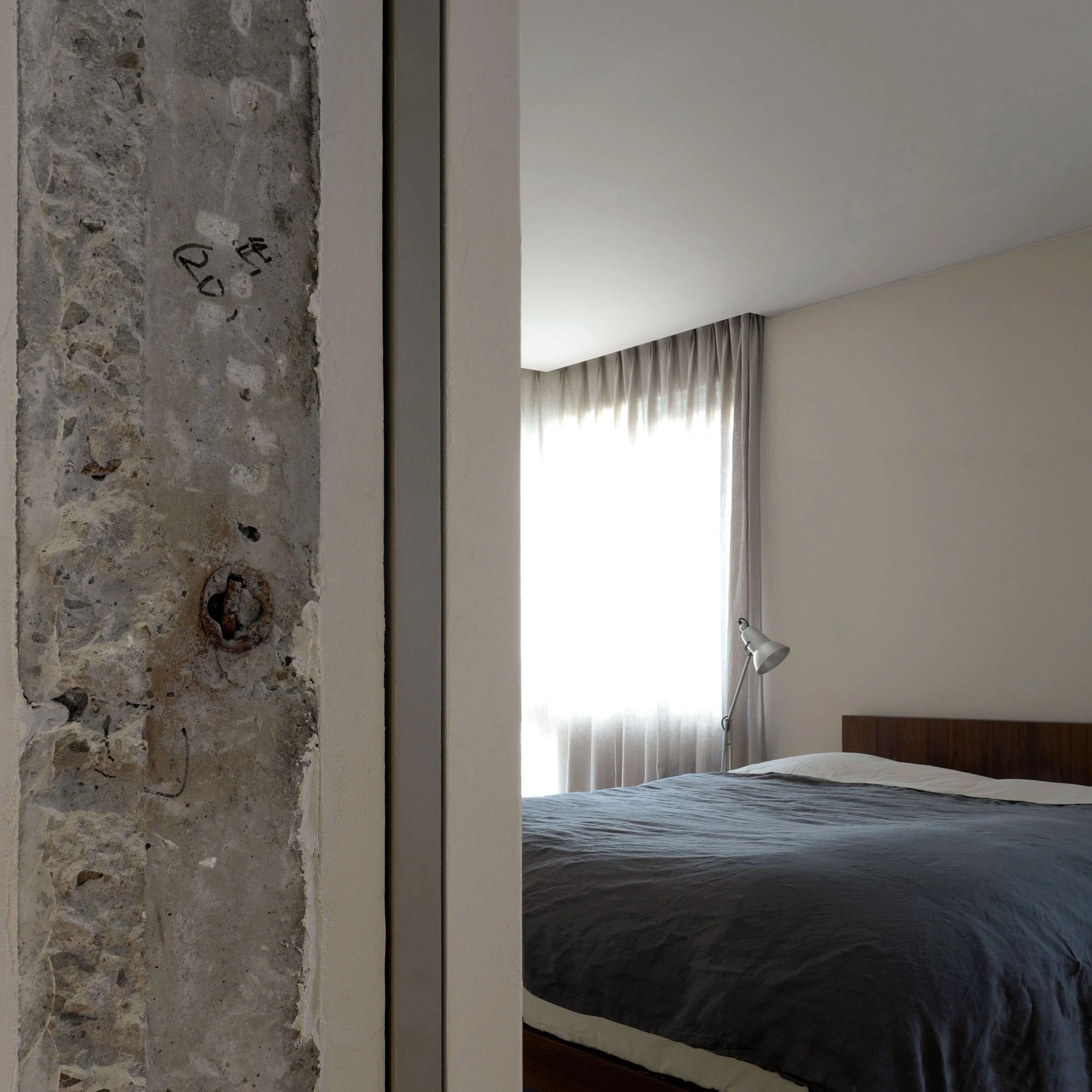 MOMENT(モーメント)の平綿久晃と渡部智宏がデザインしたレジデンスWSのベッドルームのインテリアと開口のディテール