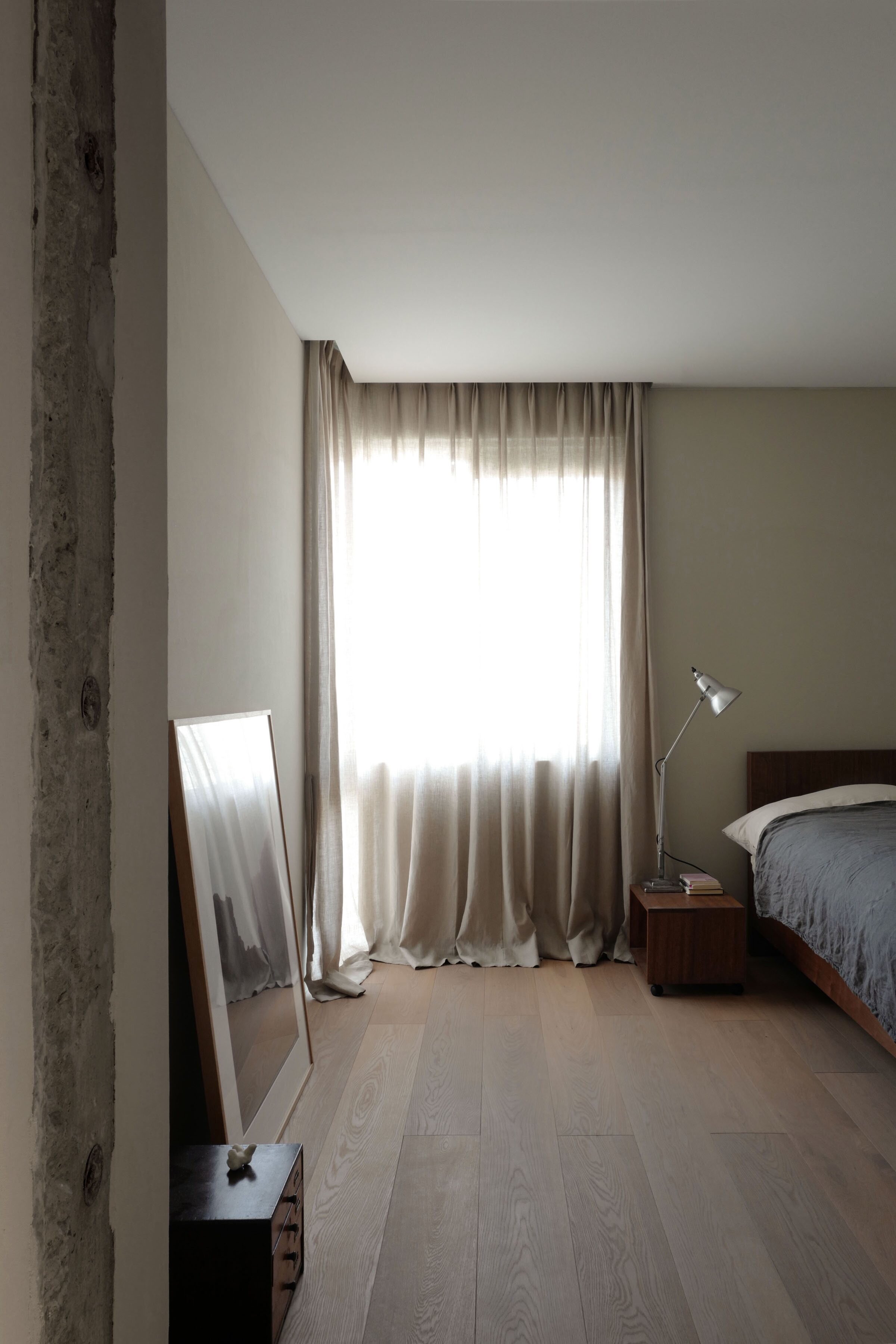 MOMENT(モーメント)の平綿久晃と渡部智宏がデザインしたレジデンスWSのベッドルーム