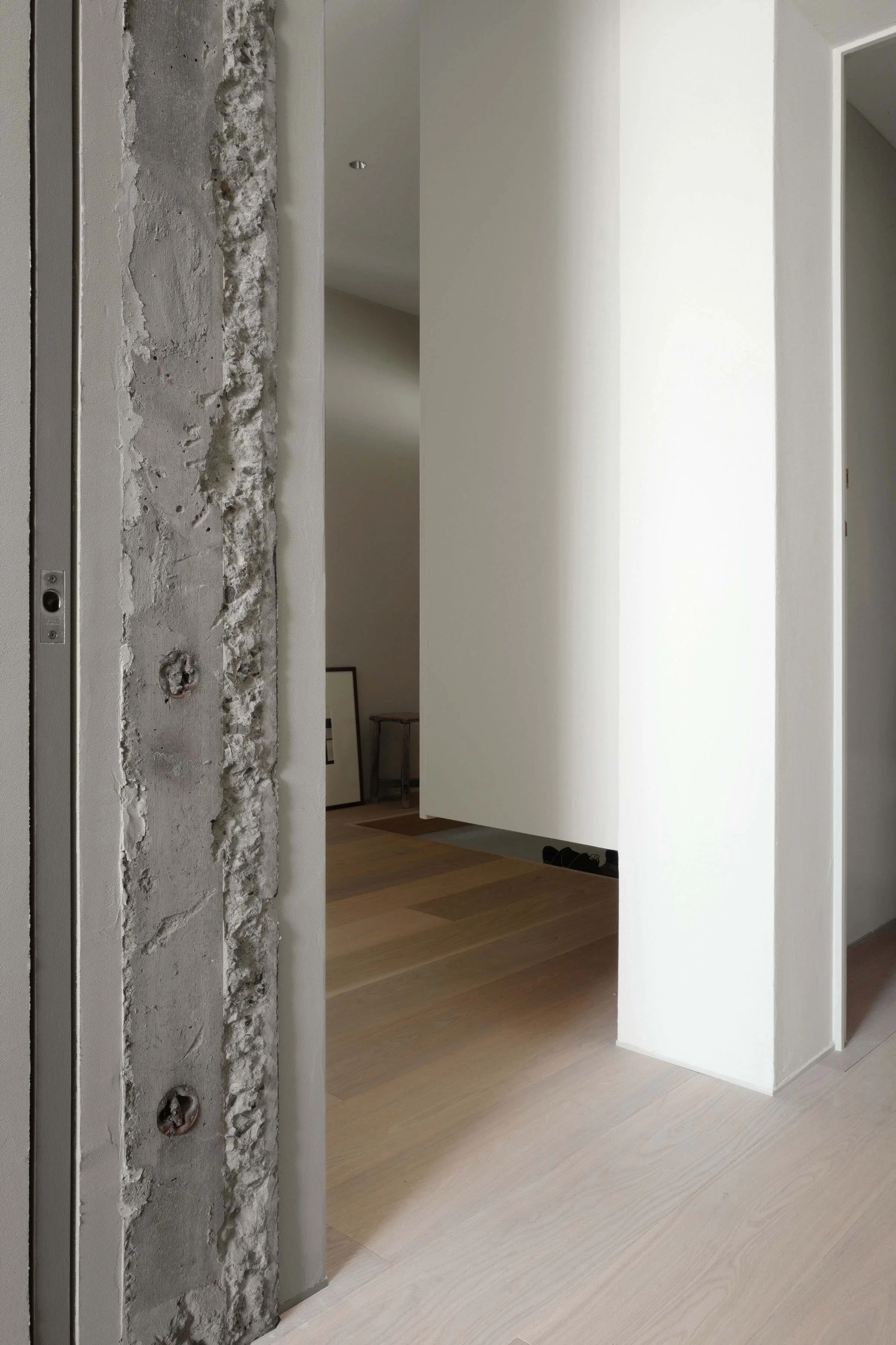 MOMENT(モーメント)の平綿久晃と渡部智宏がデザインしたレジデンスWSのコンクリート躯体を露出したディテール