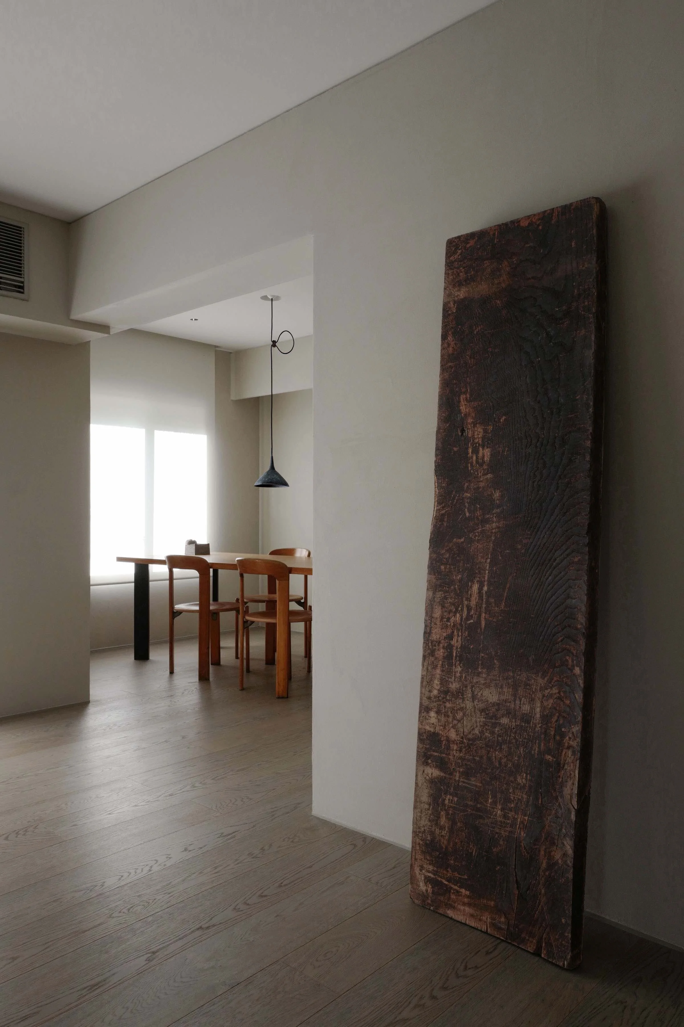 現代アートに混じって置かれた板は、施主が将来家具にするために所有していたという古材。