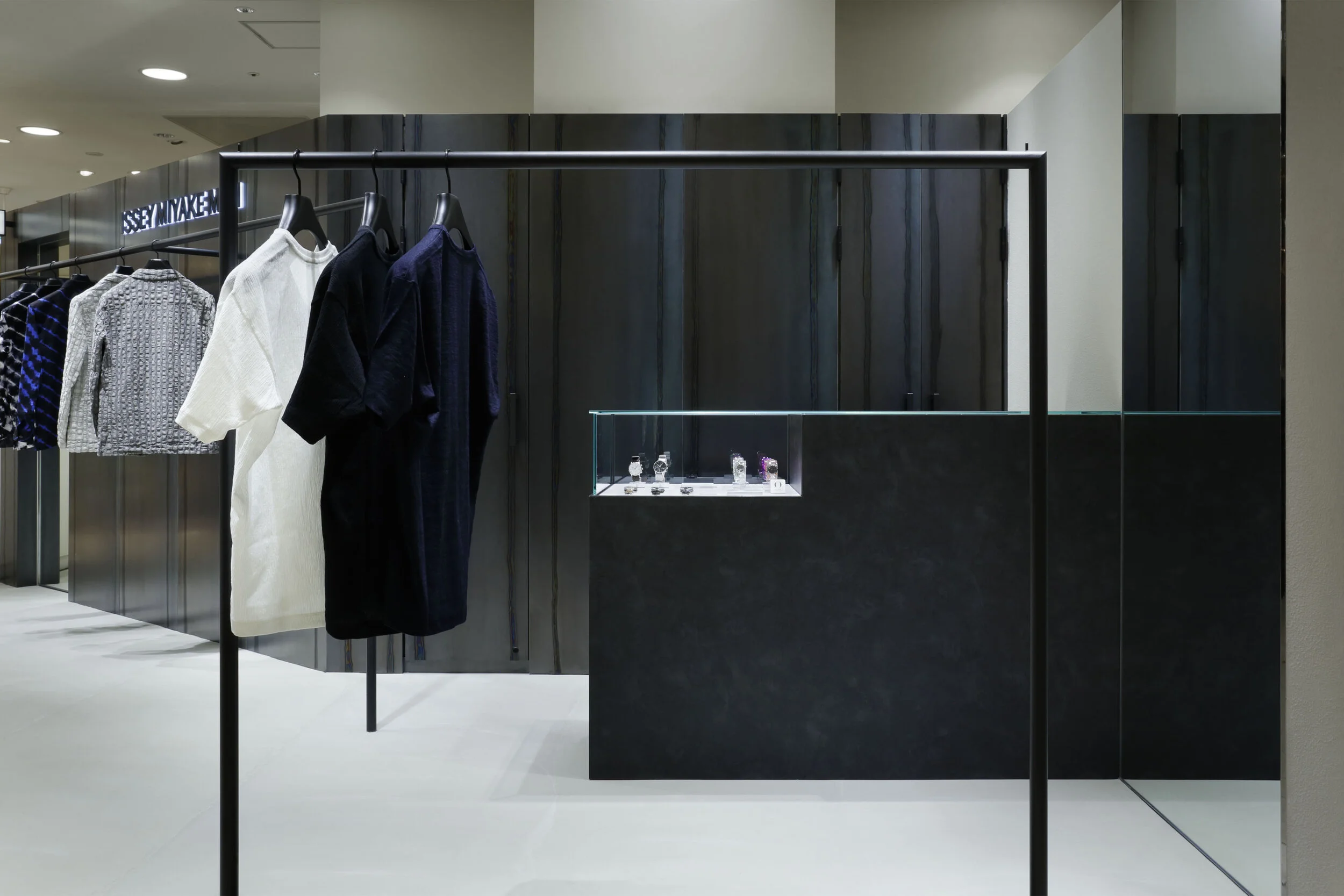 Moment モーメント の平綿久晃と渡部智宏による Issey Miyake Men Nagoya Idreit インテリアデザインマガジン アイドレイト