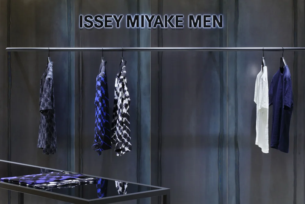 Moment モーメント の平綿久晃と渡部智宏による Issey Miyake Men Nagoya Idreit インテリアデザインマガジン アイドレイト