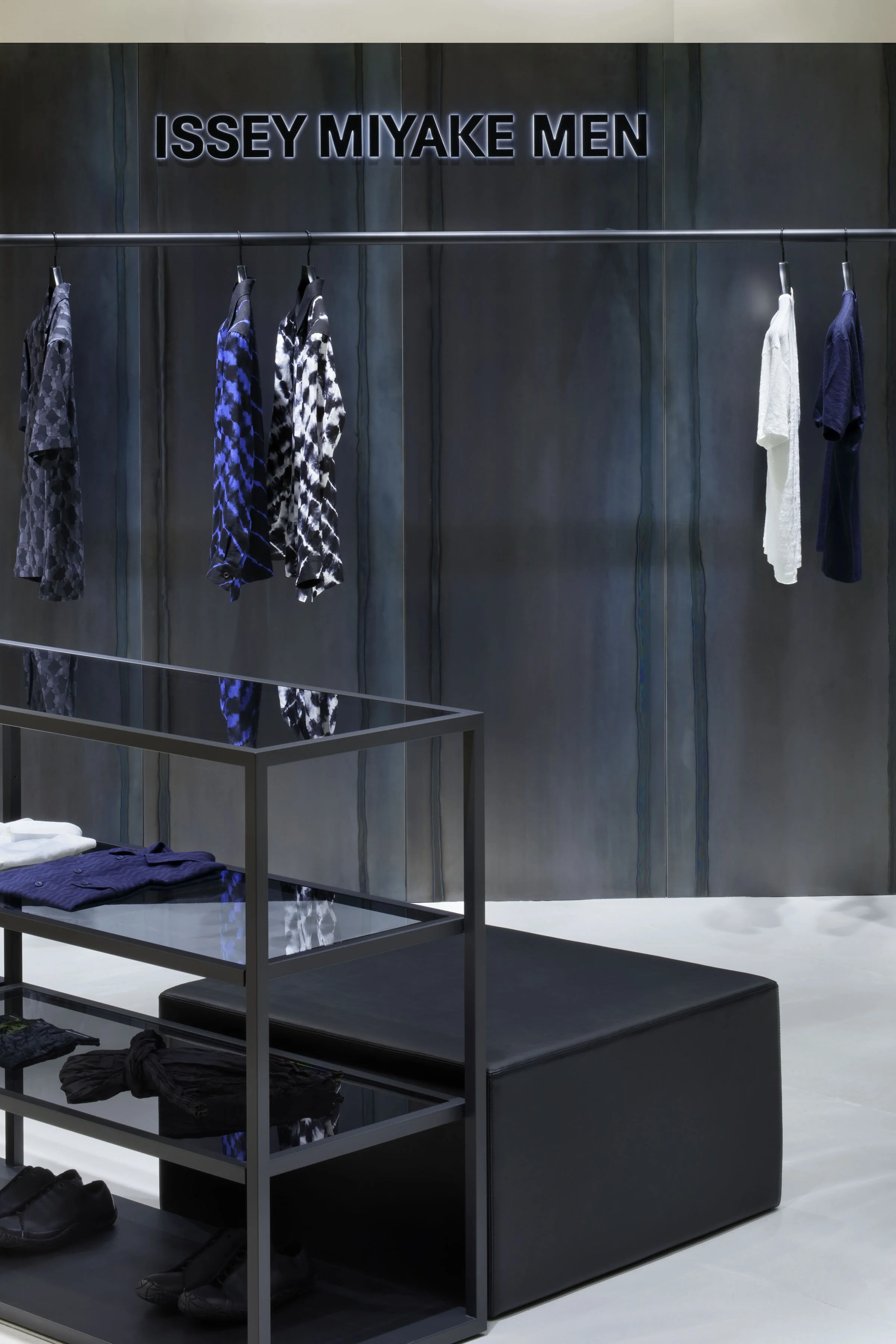 Moment モーメント の平綿久晃と渡部智宏による Issey Miyake Men Nagoya Idreit インテリアデザインマガジン アイドレイト