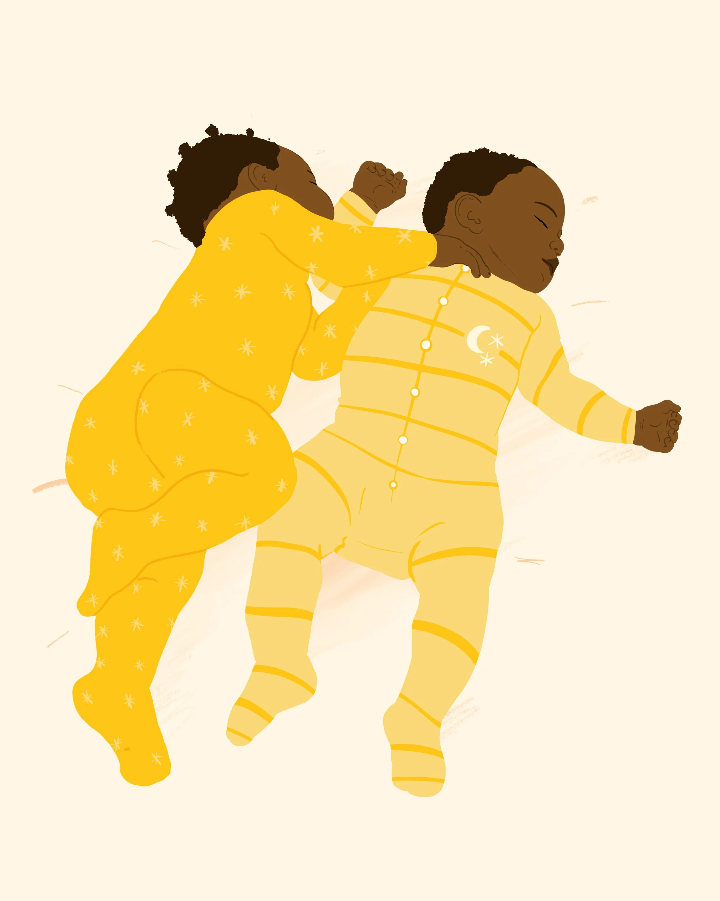 Deux enfants africains jouent et rient, vêtus de pyjamas jaunes avec des motifs de lunes, d'étoiles et de croissants, sur un fond beige clair.