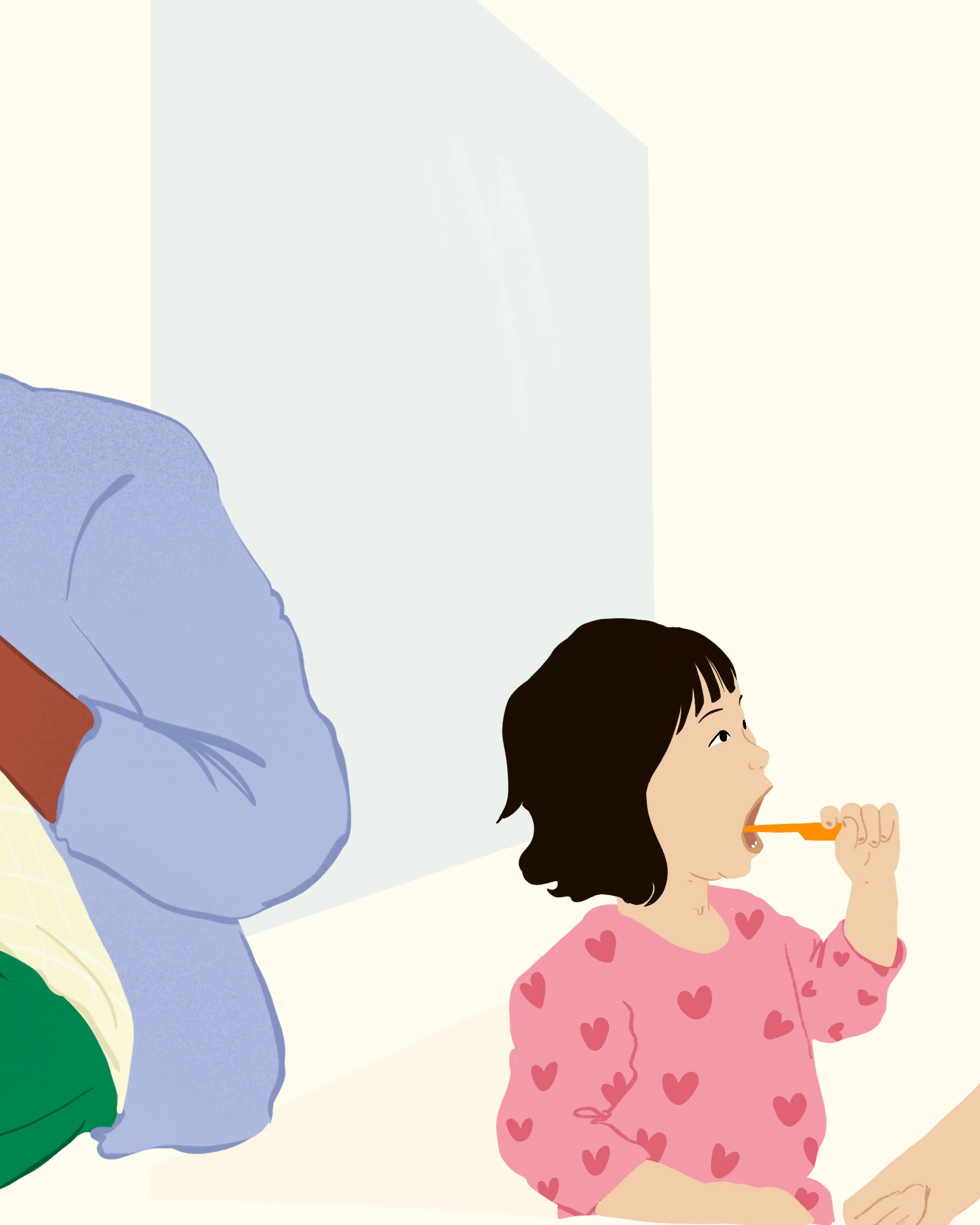 Un enfant qui a une veste rose avec des cœurs, qui a les cheveux courts et noirs, qui tient un crayon orange dans la bouche.