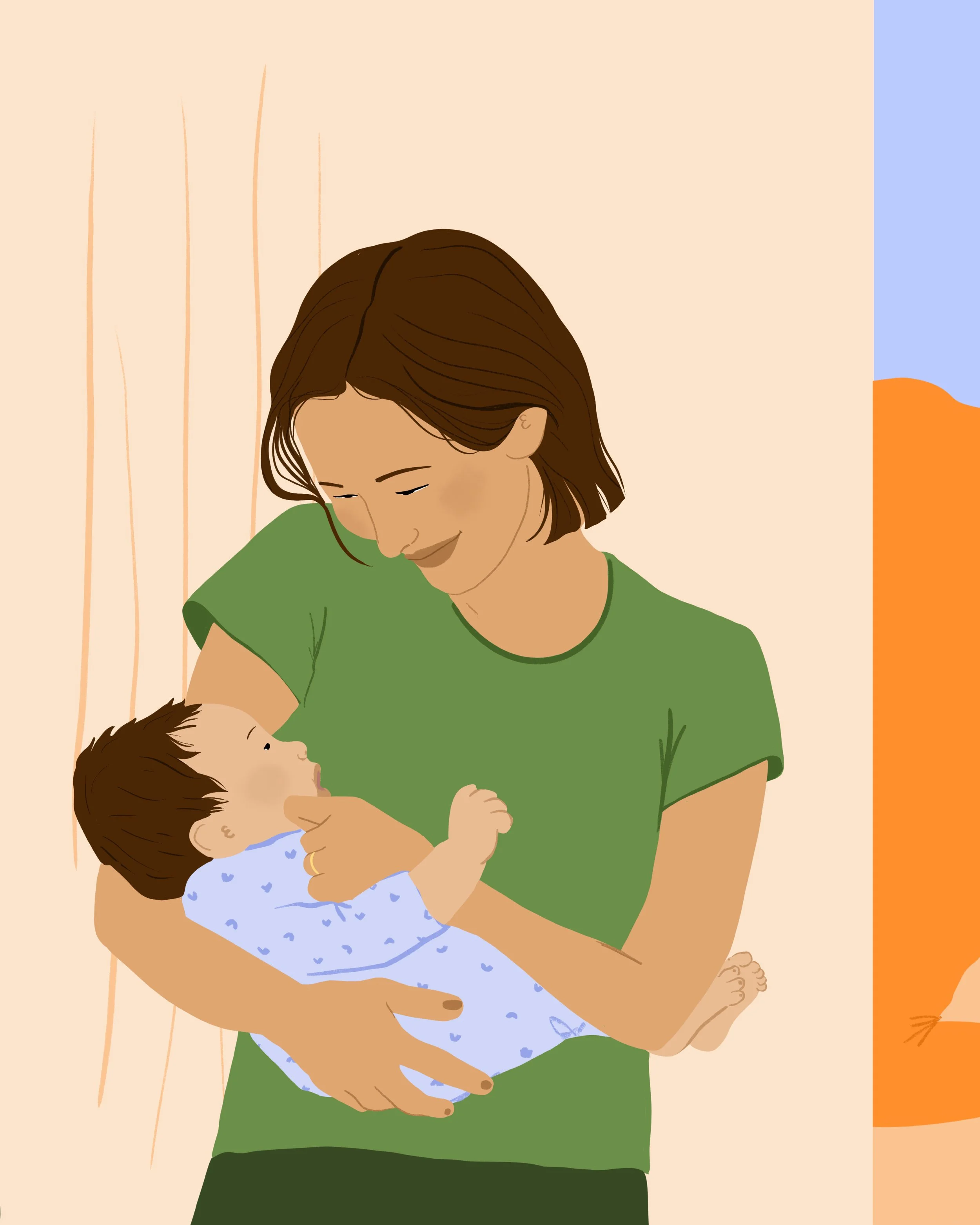Une femme souriante tient un bébé dans ses bras, dans une pièce avec un fond coloré.