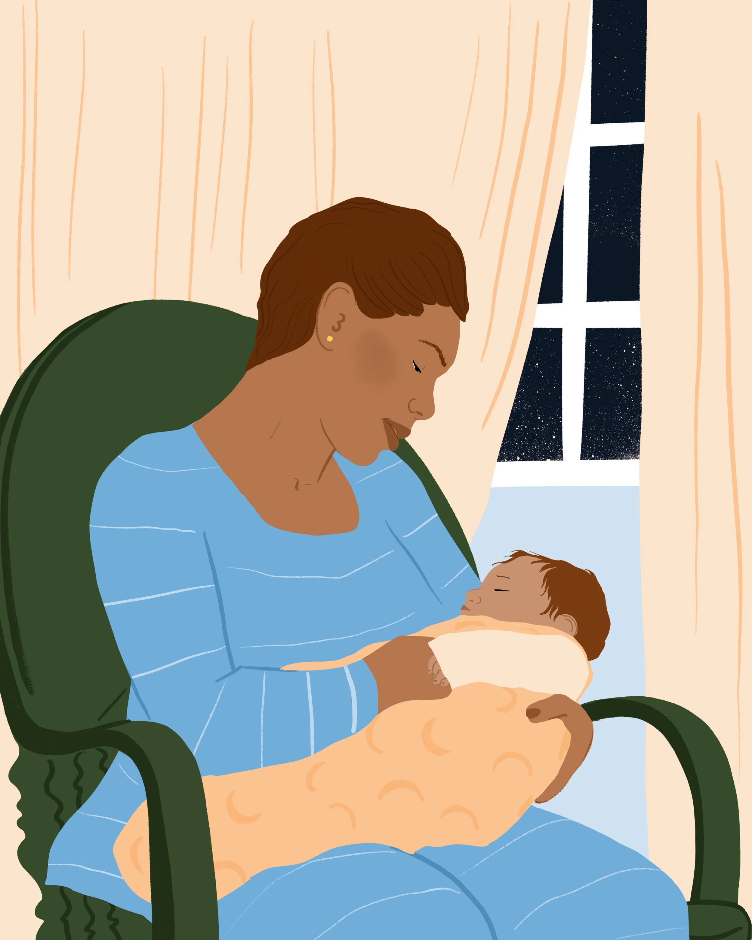 Une femme assise dans un fauteuil vert, tenant un bébé dans ses bras, dans une pièce avec des rideaux beiges et une fenêtre nocturne avec des étoiles