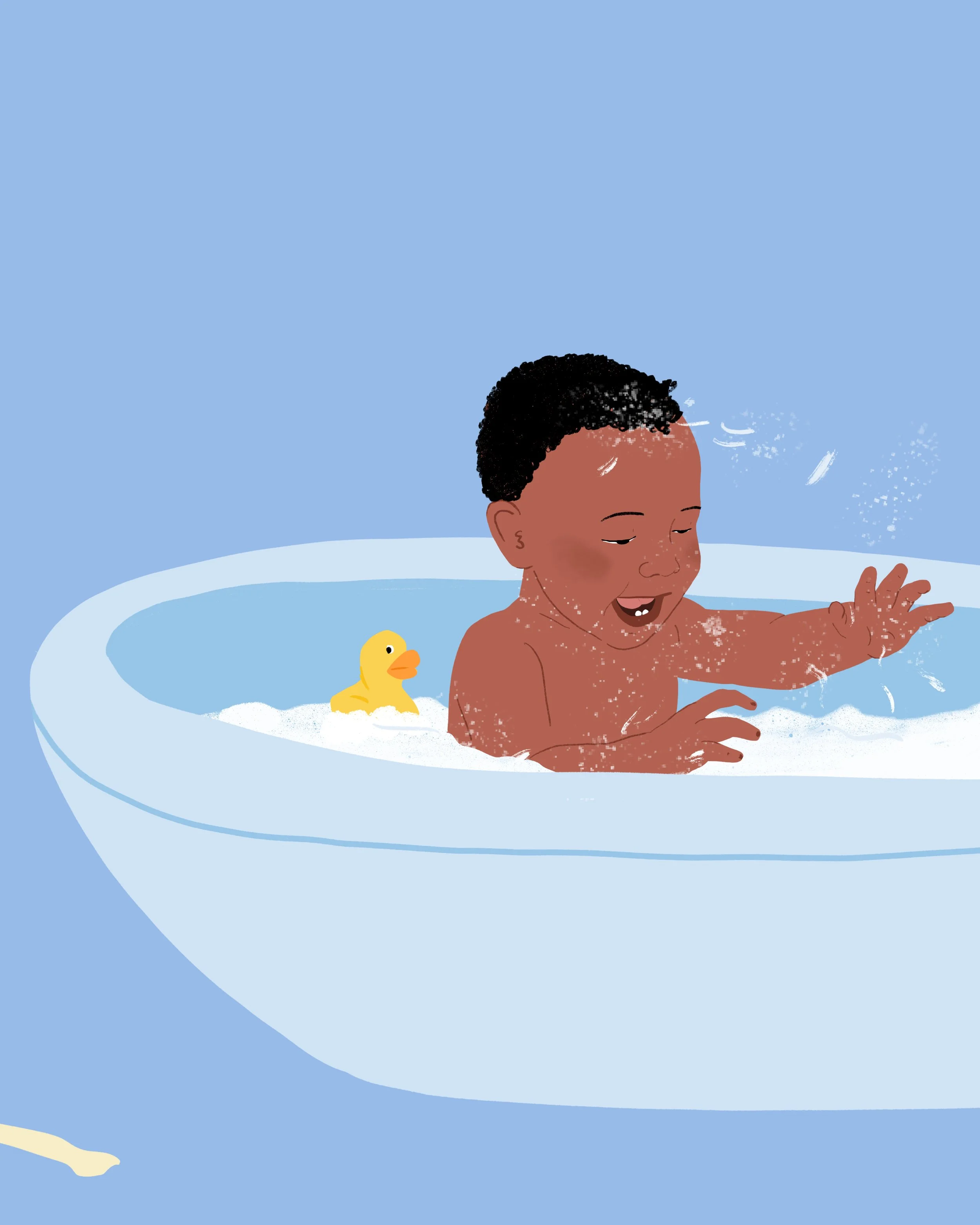 Un bébé avec des cheveux bouclés dans une baignoire, jouant avec une petite canard en plastique dans l'eau.