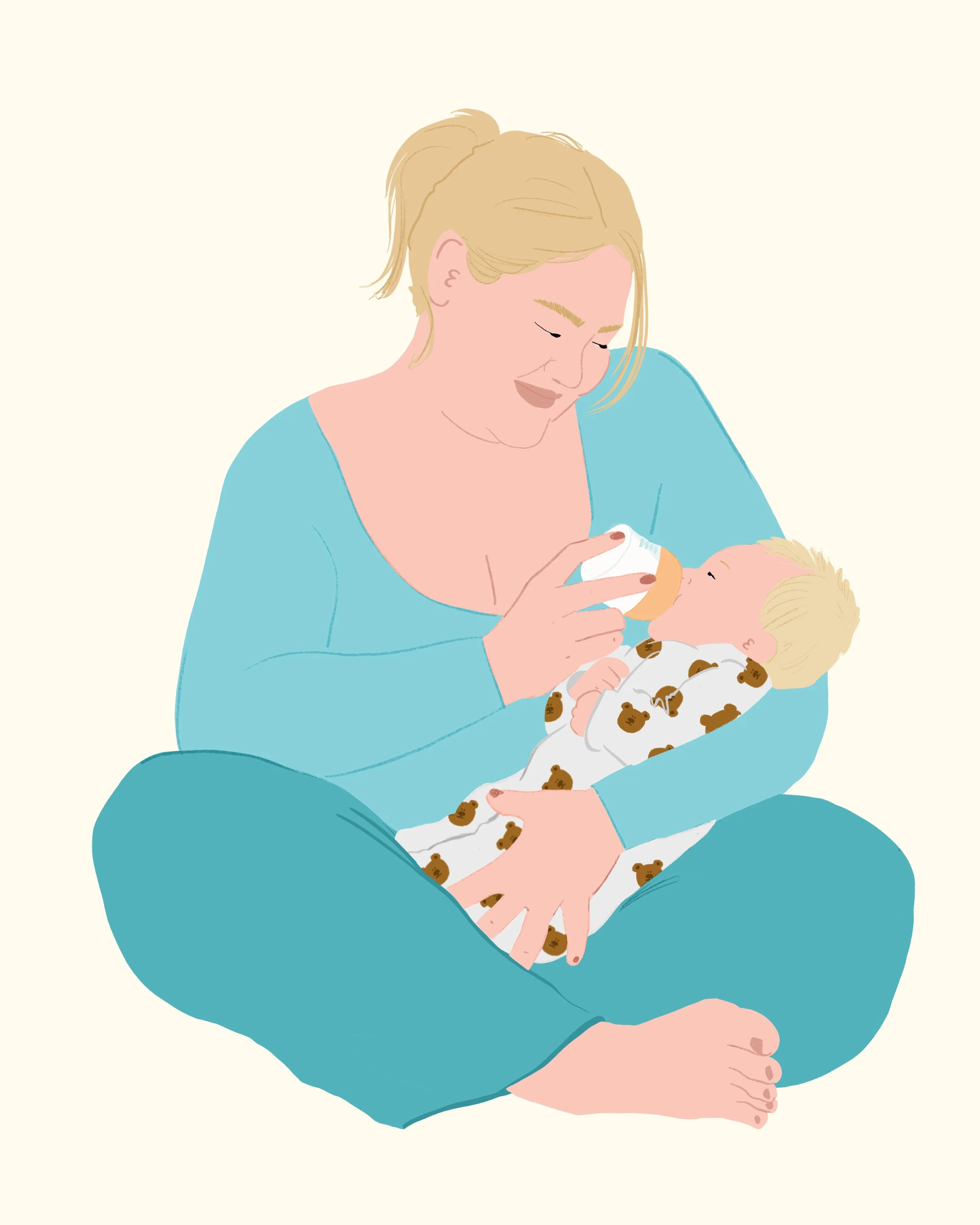 Une femme avec des cheveux blonds attachés, portant un vêtement bleu, donne un biberon à un bébé qui porte une tenue à motif d'ours. La femme est assise en tailleur sur un fond neutre.