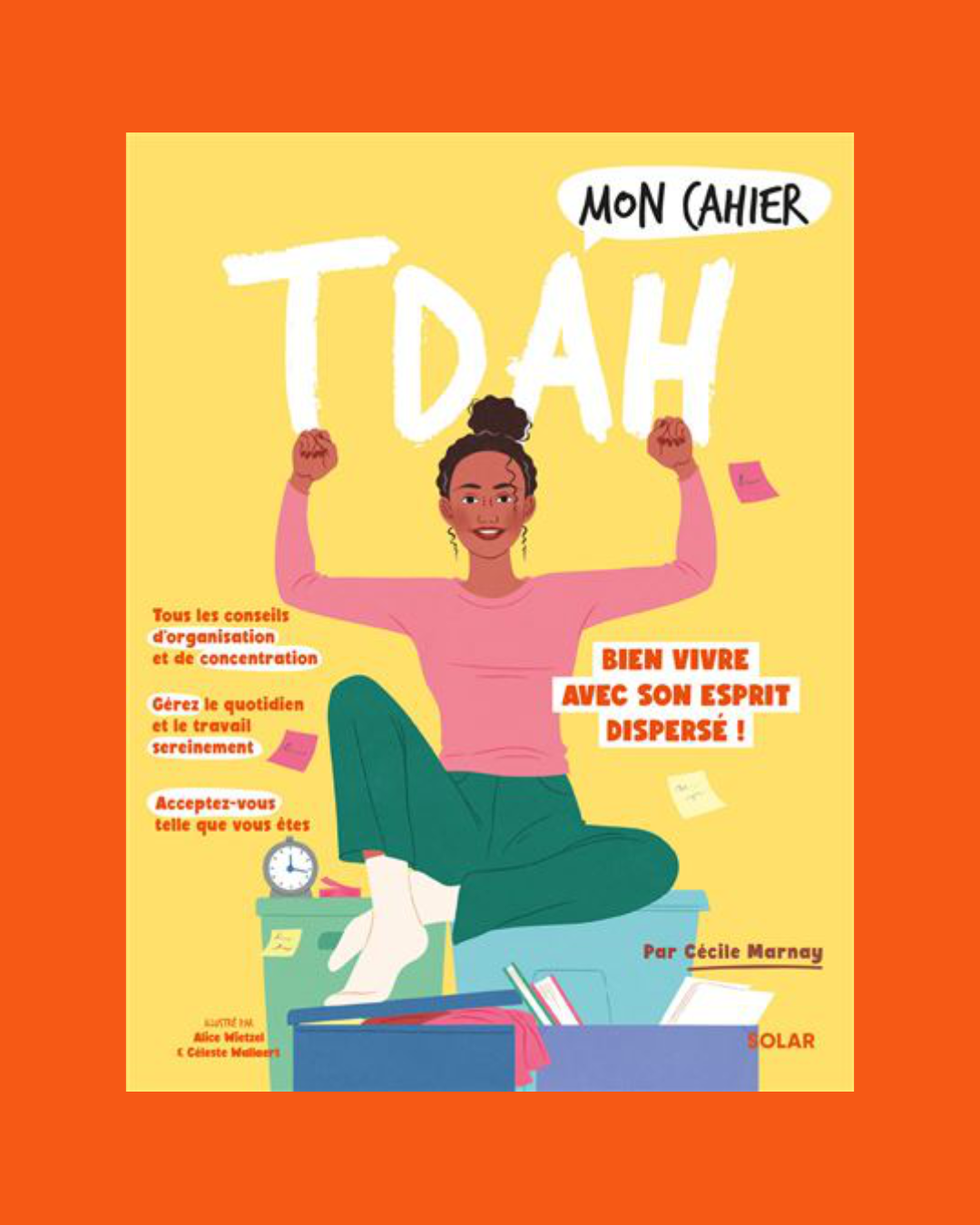 Couverture d'un livre en français avec une illustration d'une femme assise sur une étagère, levant les bras avec des poings fermés, entourée de papiers et d'une horloge. Le titre est « Mon cahier TDAH », avec des textes en rouge, orange et blanc, et 