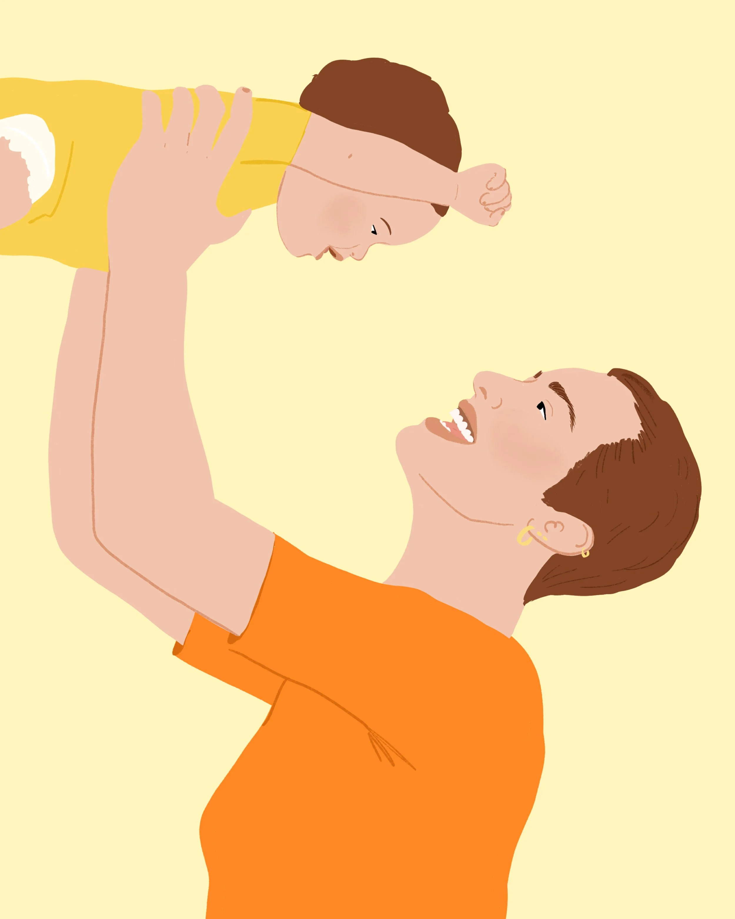 Une femme souriante tient un bébé en l'air, tous deux regardent l'un l'autre avec affection, fond jaune clair.