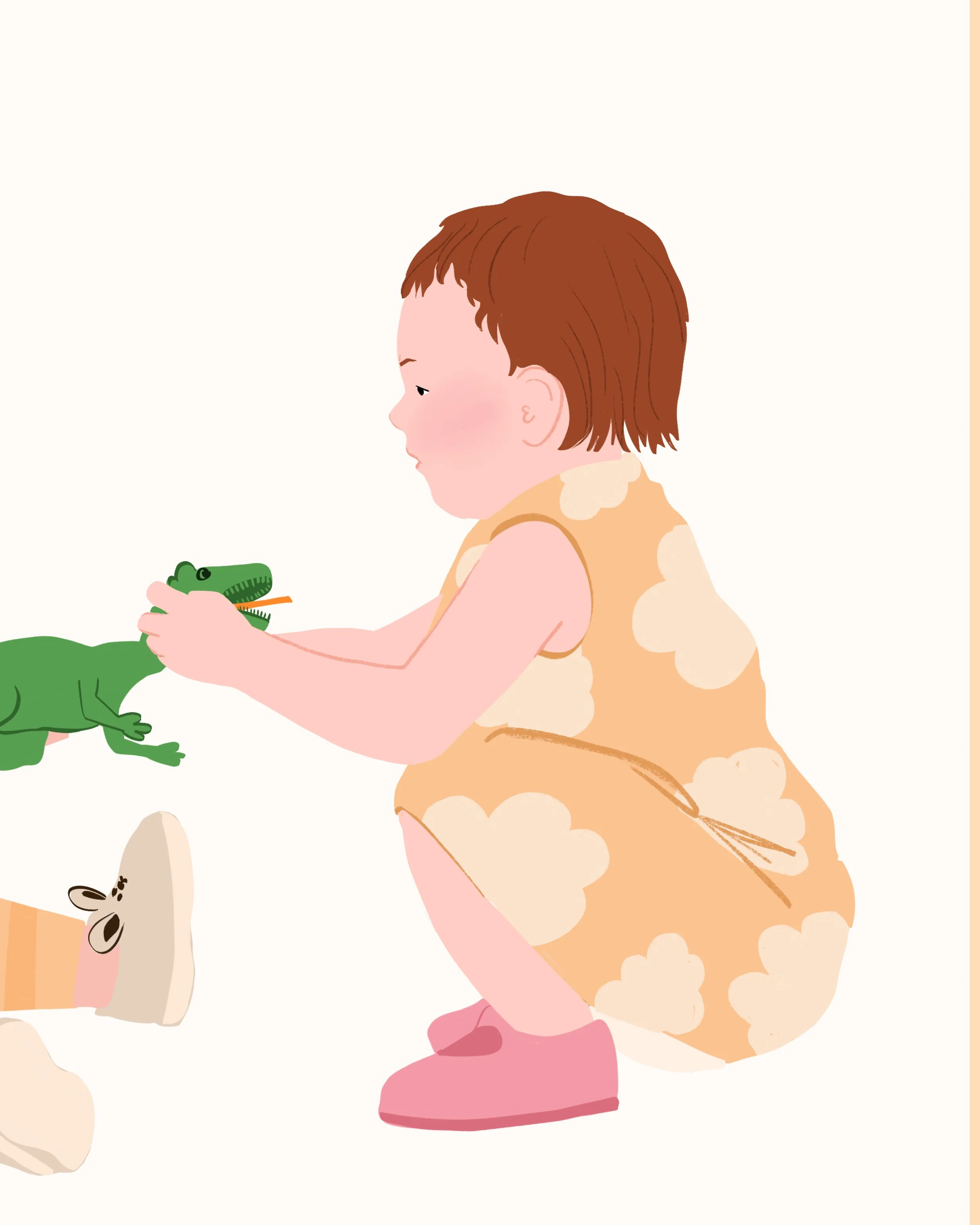 Un enfant aux cheveux courts et roux, en tenue beige avec des motifs en forme de nuages, tient une petite figurine de crocodile verte dans ses mains.