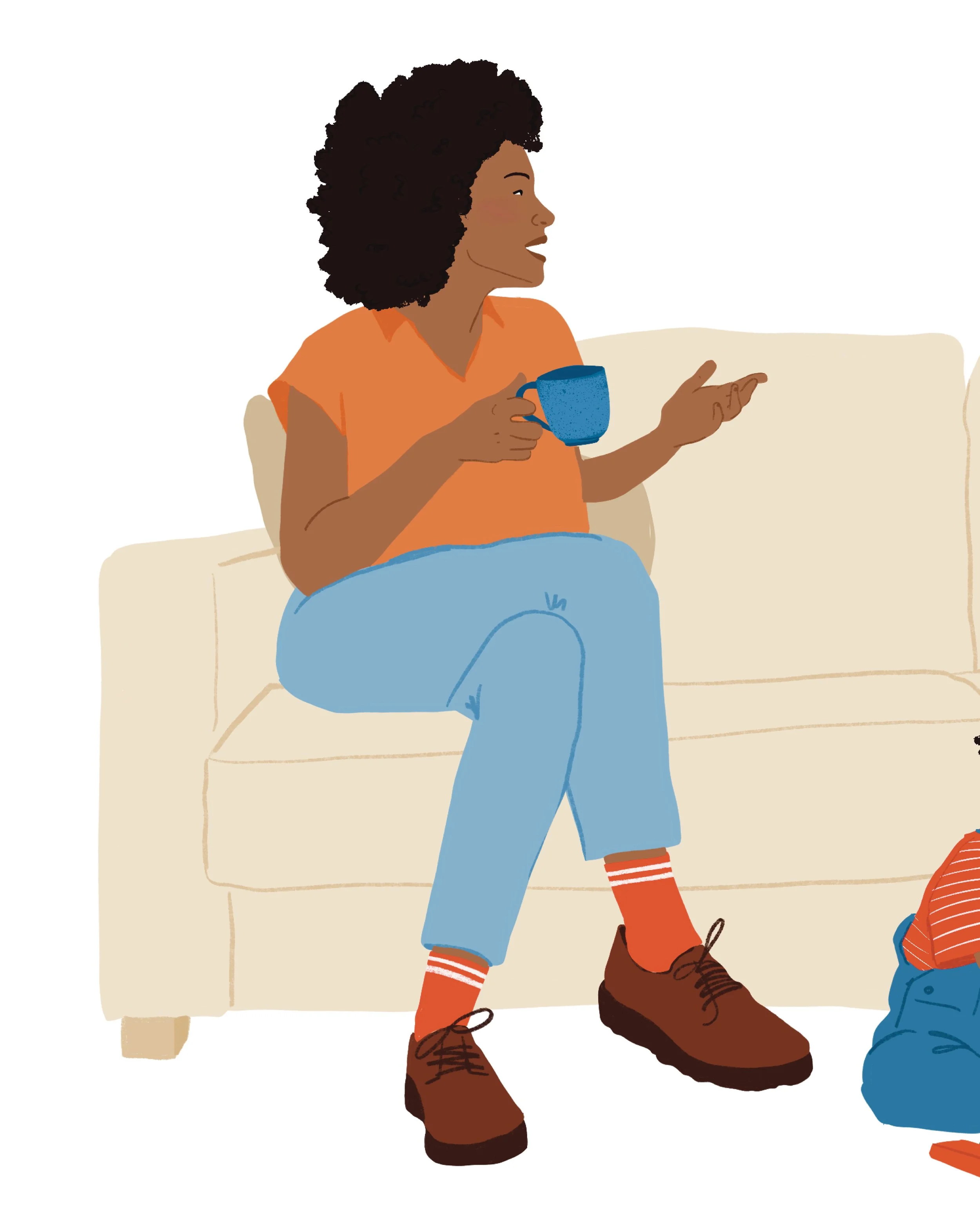 Une femme assise sur un canapé, souriante, tenant une tasse dans une main, la voix avec exception assurant une conversation, portant un t-shirt orange, un jean bleu, des chaussettes rayées et des chaussures marron.